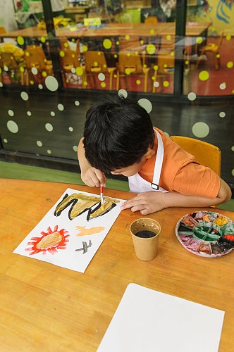 小朋友绘画水彩画六一儿童节人物摄影图片