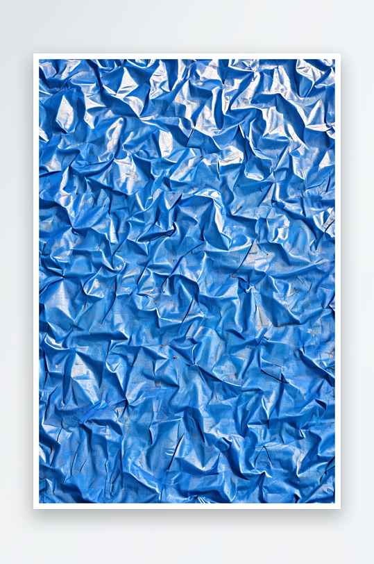 波浪状和有质感的蓝色塑料篷布的特写透过它