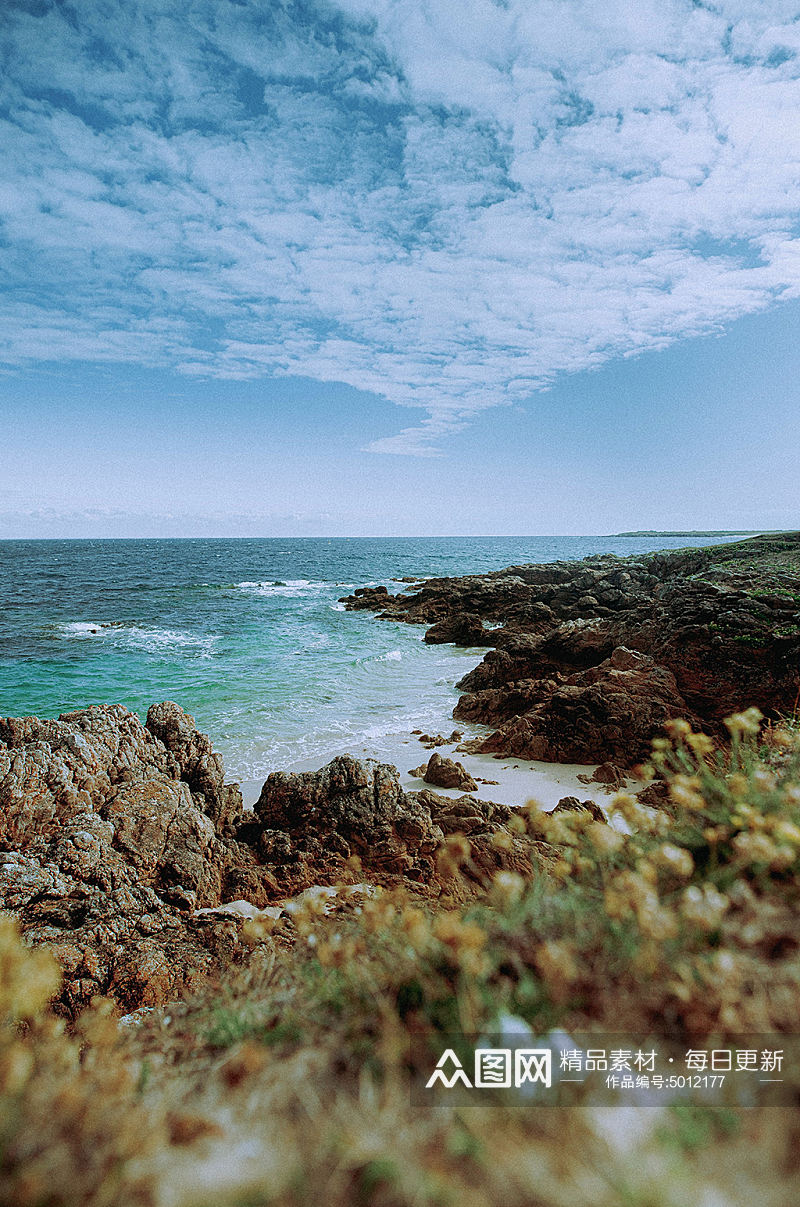 蓝天白云海滩礁石天空海藻海浪摄影图片素材