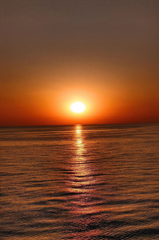海上日出阳光大海海浪摄影图片