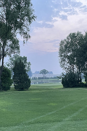 绿色清新高尔夫球场树木湖水摄影图片