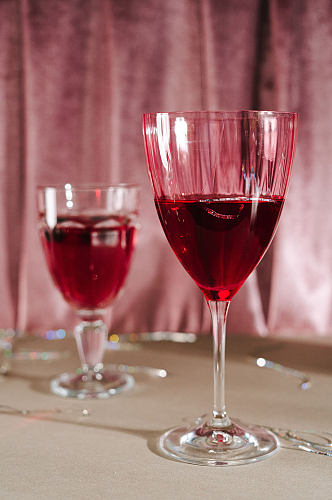 红酒葡头酒高脚酒杯光线餐桌摄影图片