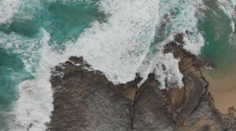 航拍海边海浪视频素材 实拍  风景视频-众图网