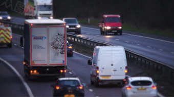 实拍公路上车流不息汽车视频-众图网