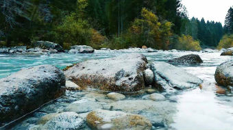实拍小溪石头流水野外景色视频-众图网