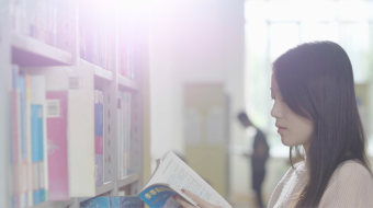 4K大学图书馆认真学习的学生-众图网