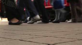 实拍城市街道行人走过视频素材-众图网