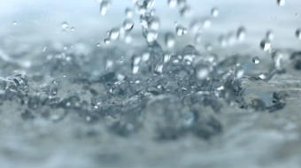 慢镜头拍摄水掉落视频-众图网