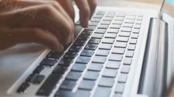 实拍办公室女士敲击笔记本键盘视频素材-众图网