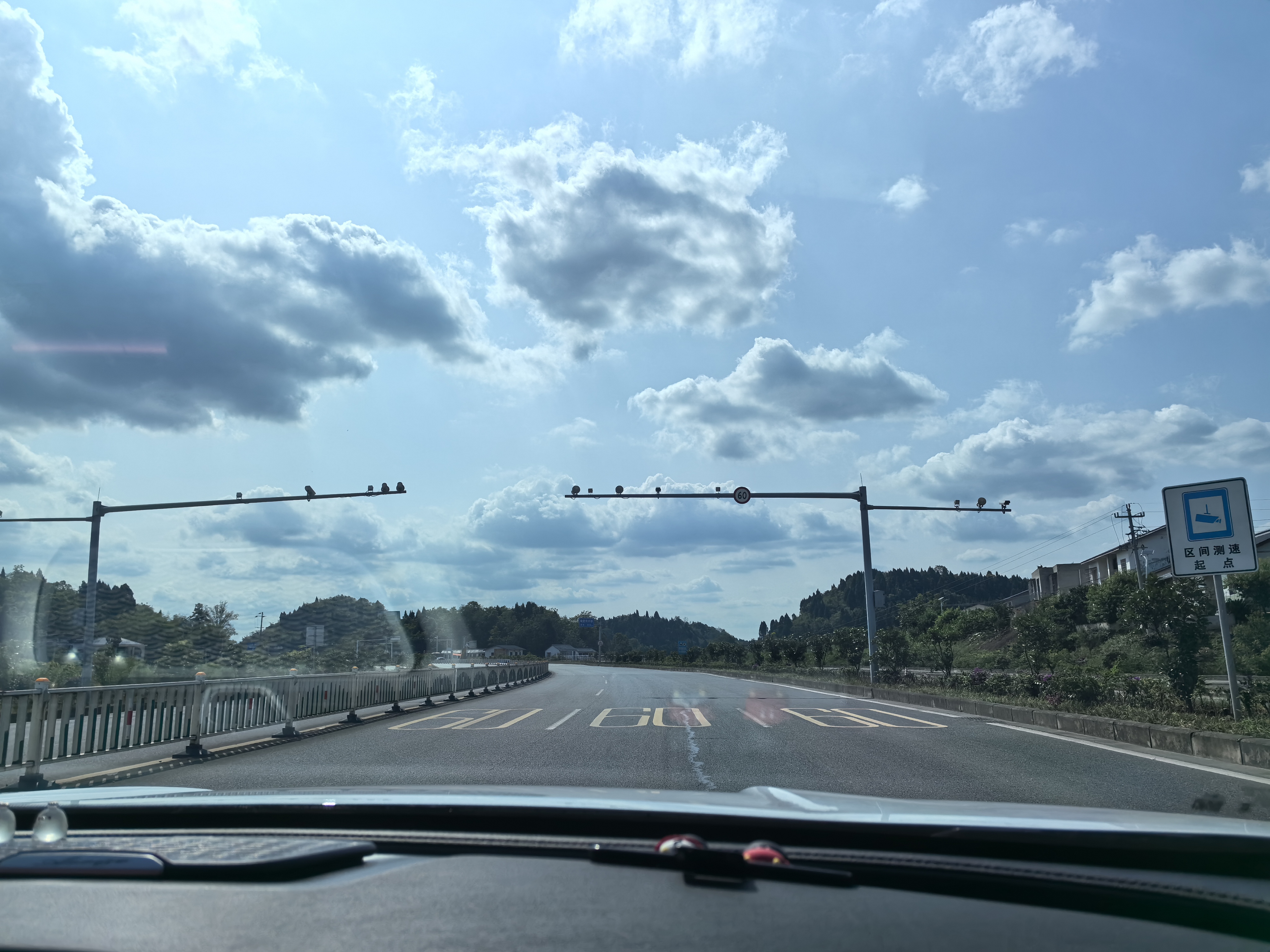 蓝天白云下的旅途风光素材