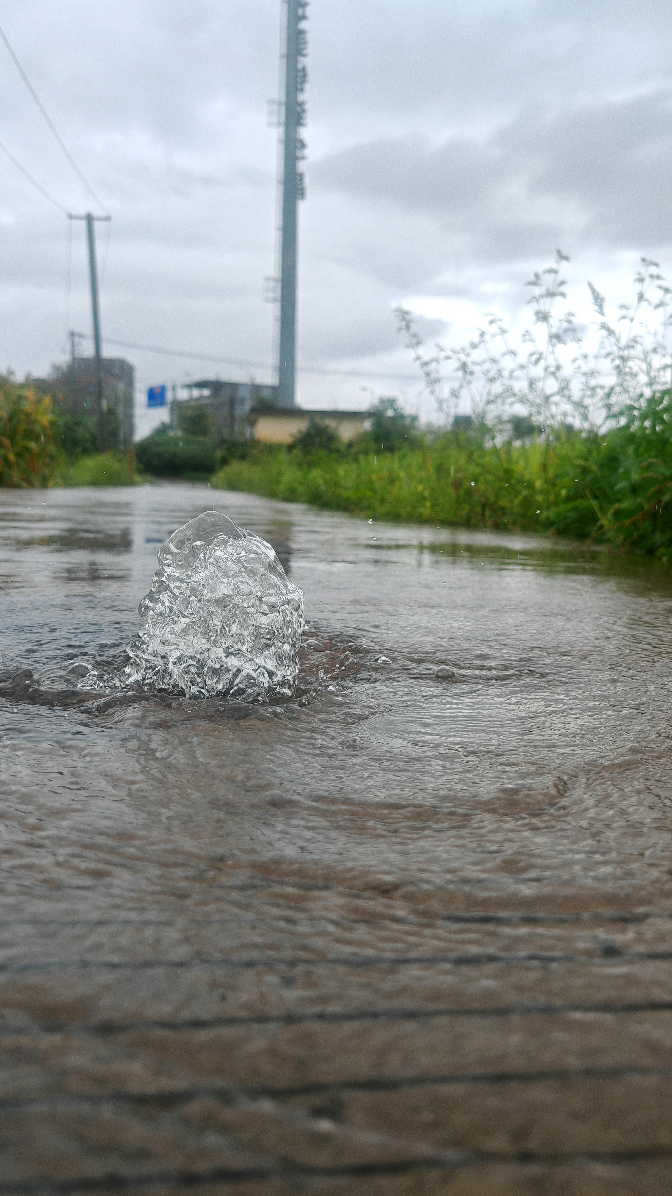 雨后冒泡的排水井盖素材