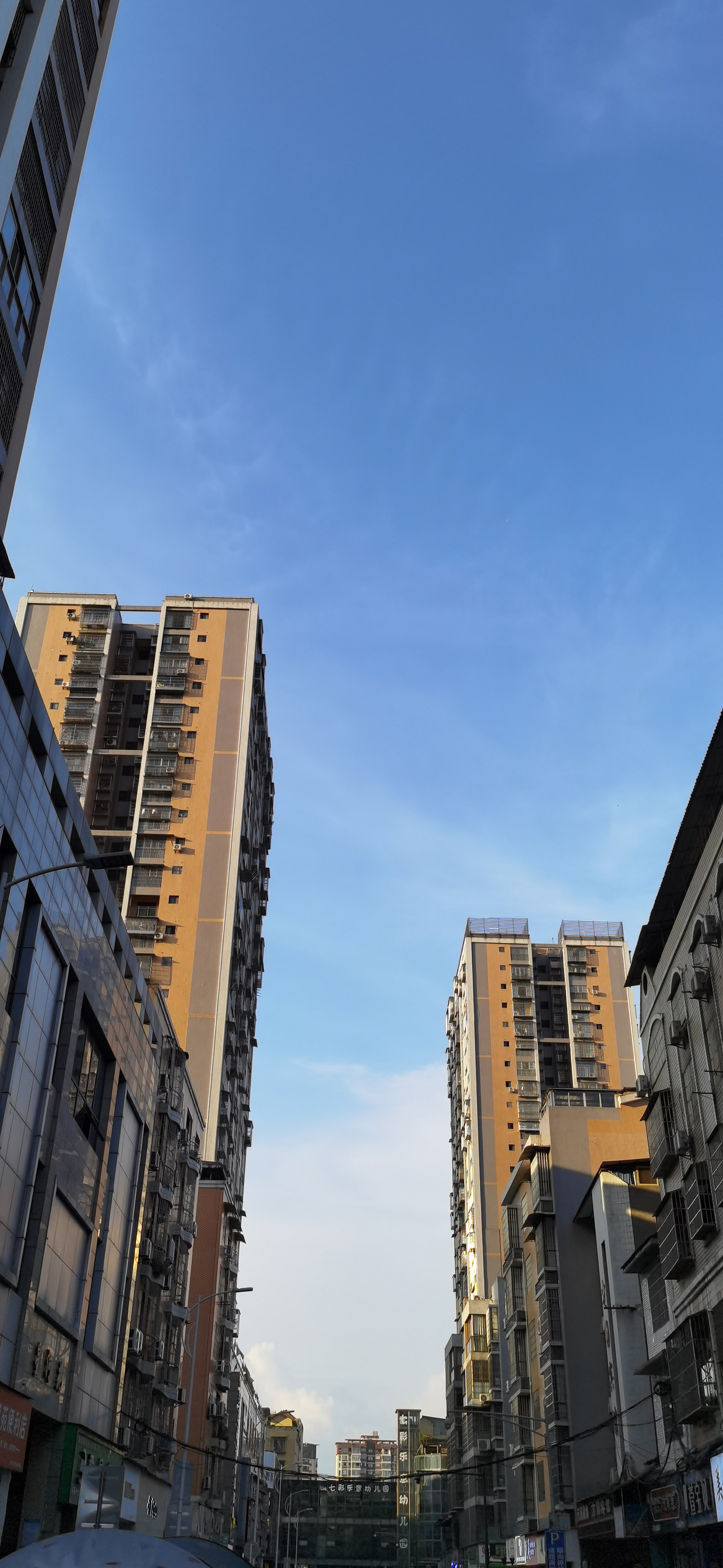 蓝天白云下的城市建筑素材