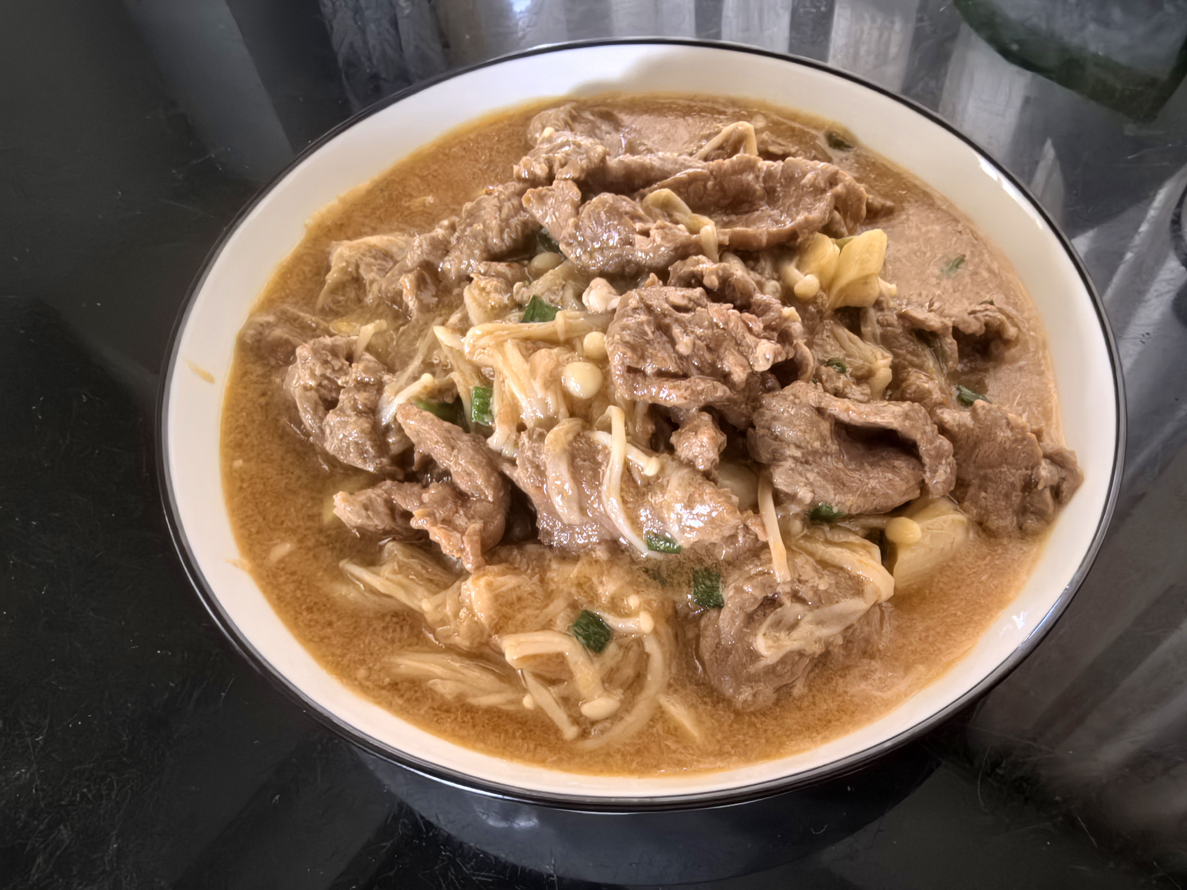 美味金针菇炒肉片素材
