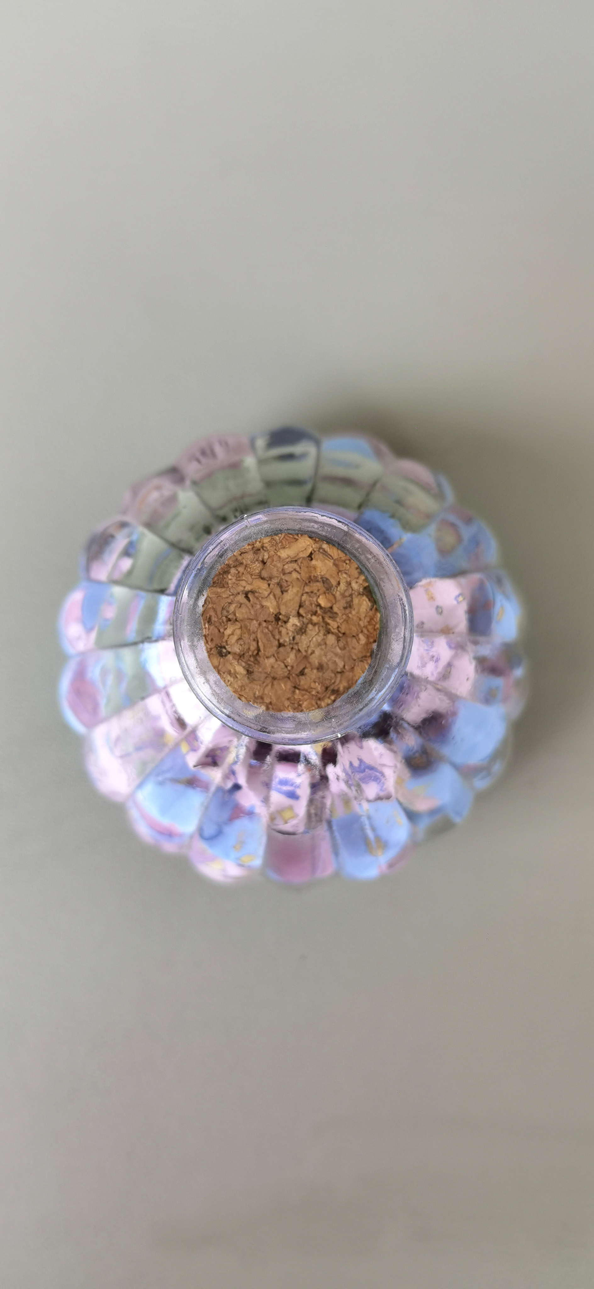透明玻璃瓶里的彩色折纸素材