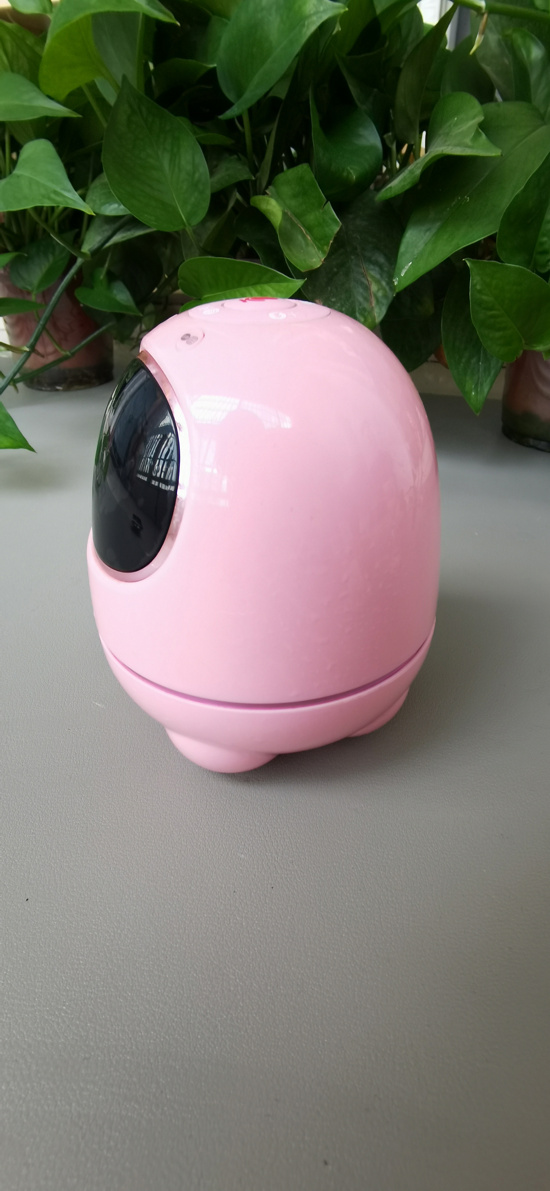 粉色智能机器人特写素材