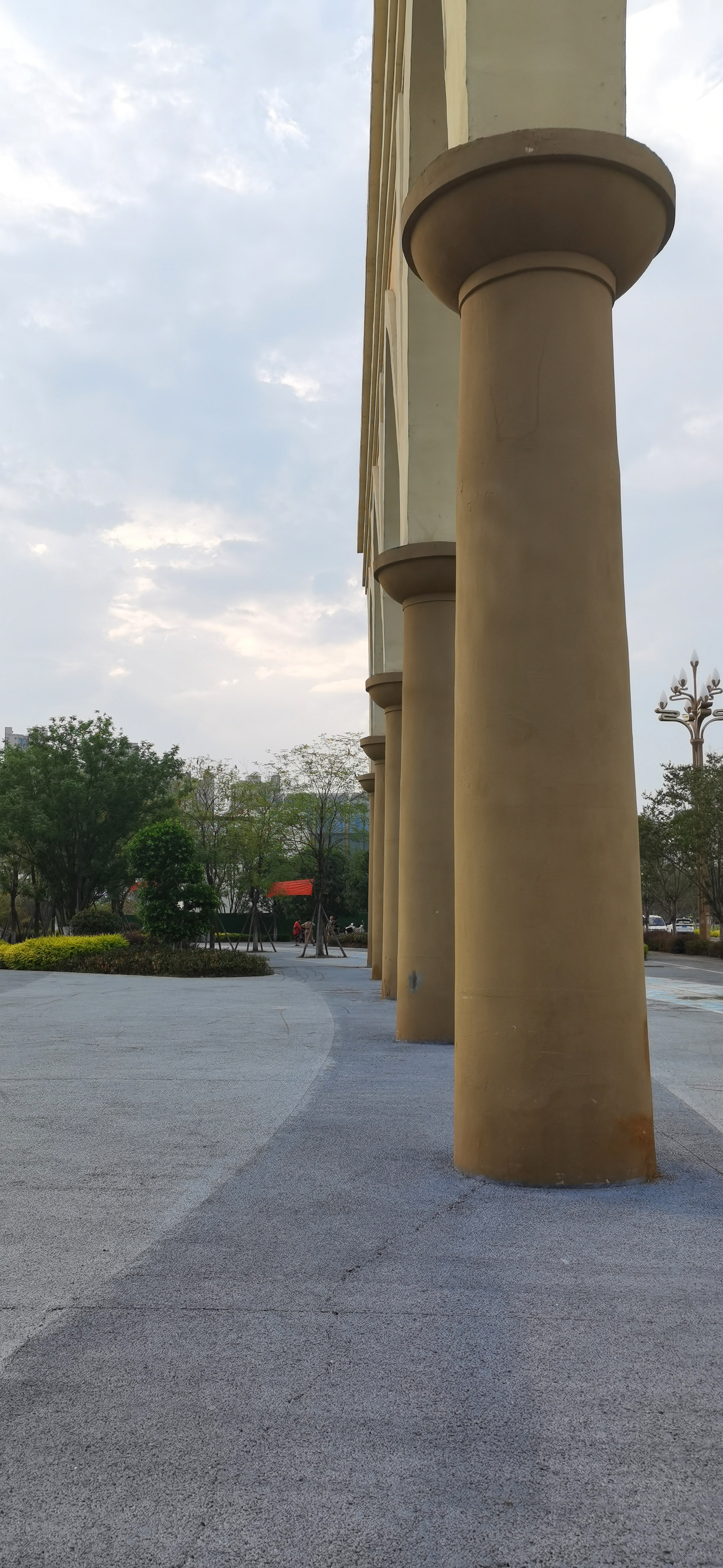 广场上的黄色石柱特写素材