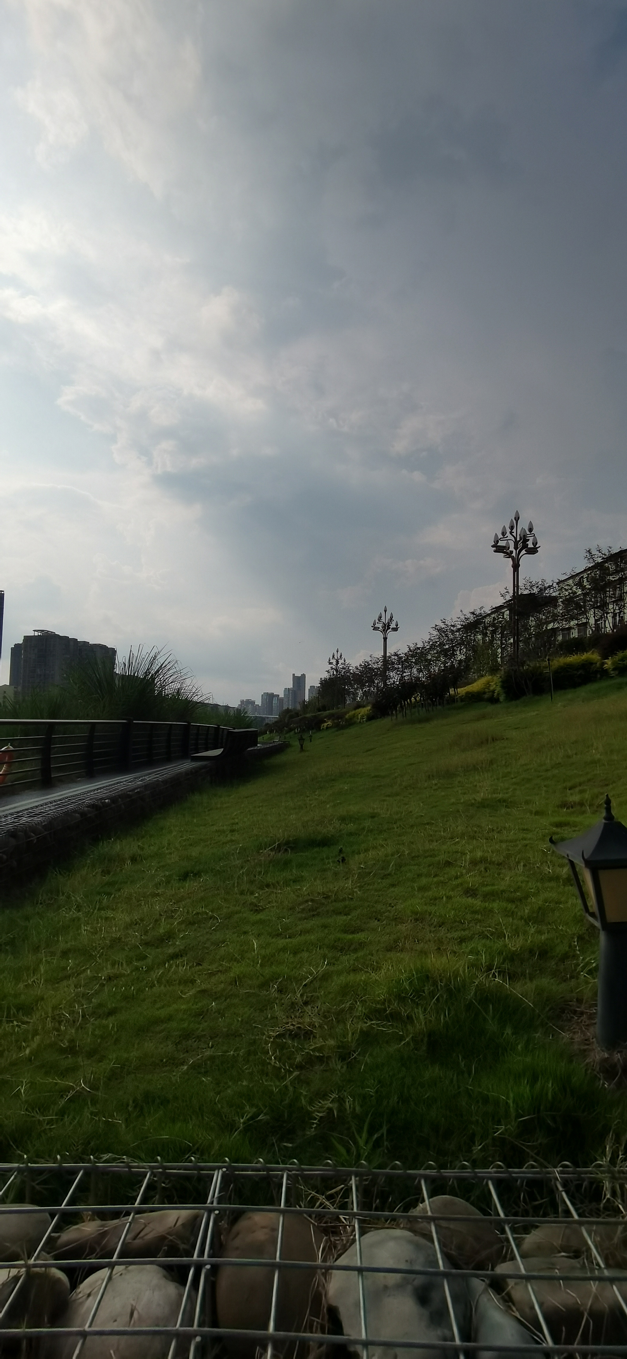 阴暗天空下的郊区风光素材