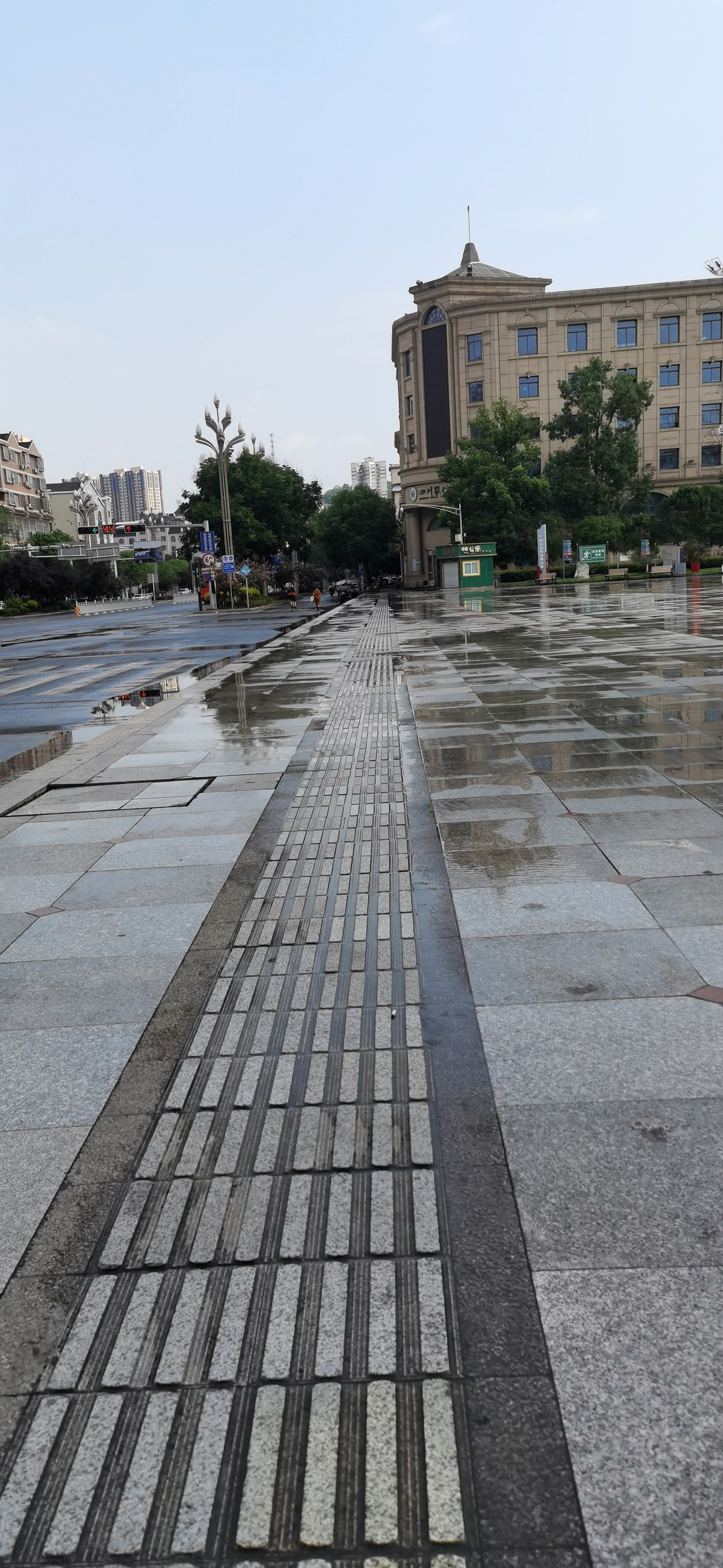 雨后的城市路面特写素材