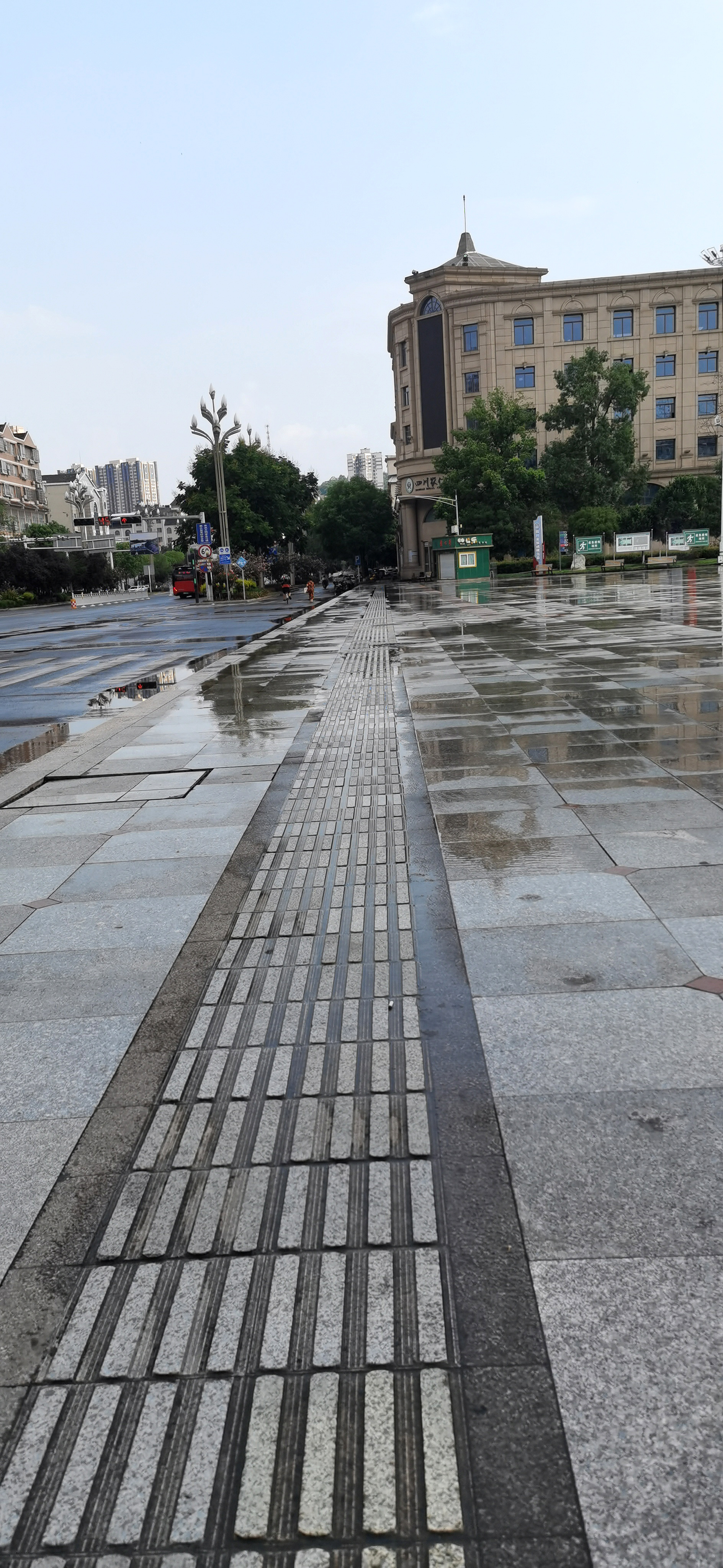 雨后湿滑的城市道路素材
