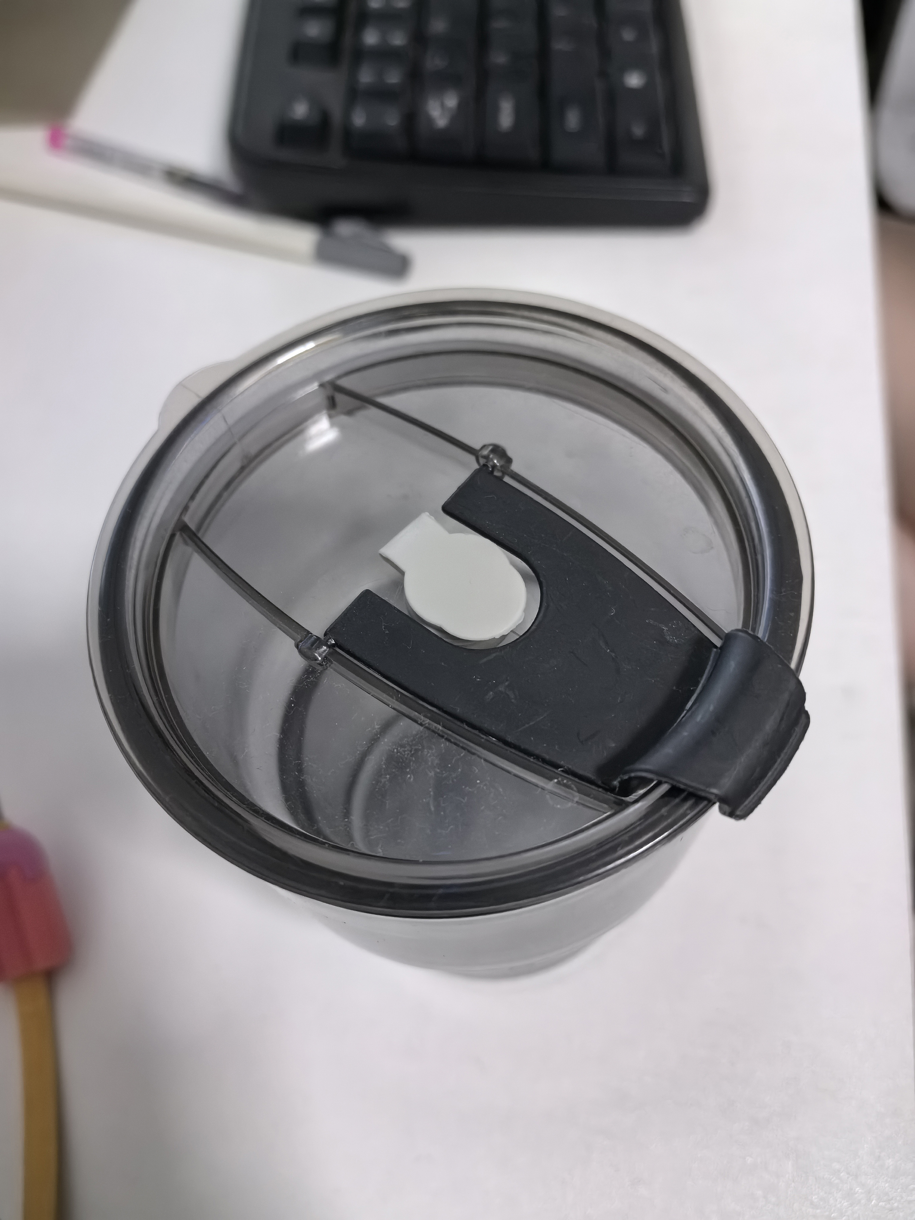 烟灰色透明玻璃杯顶部素材