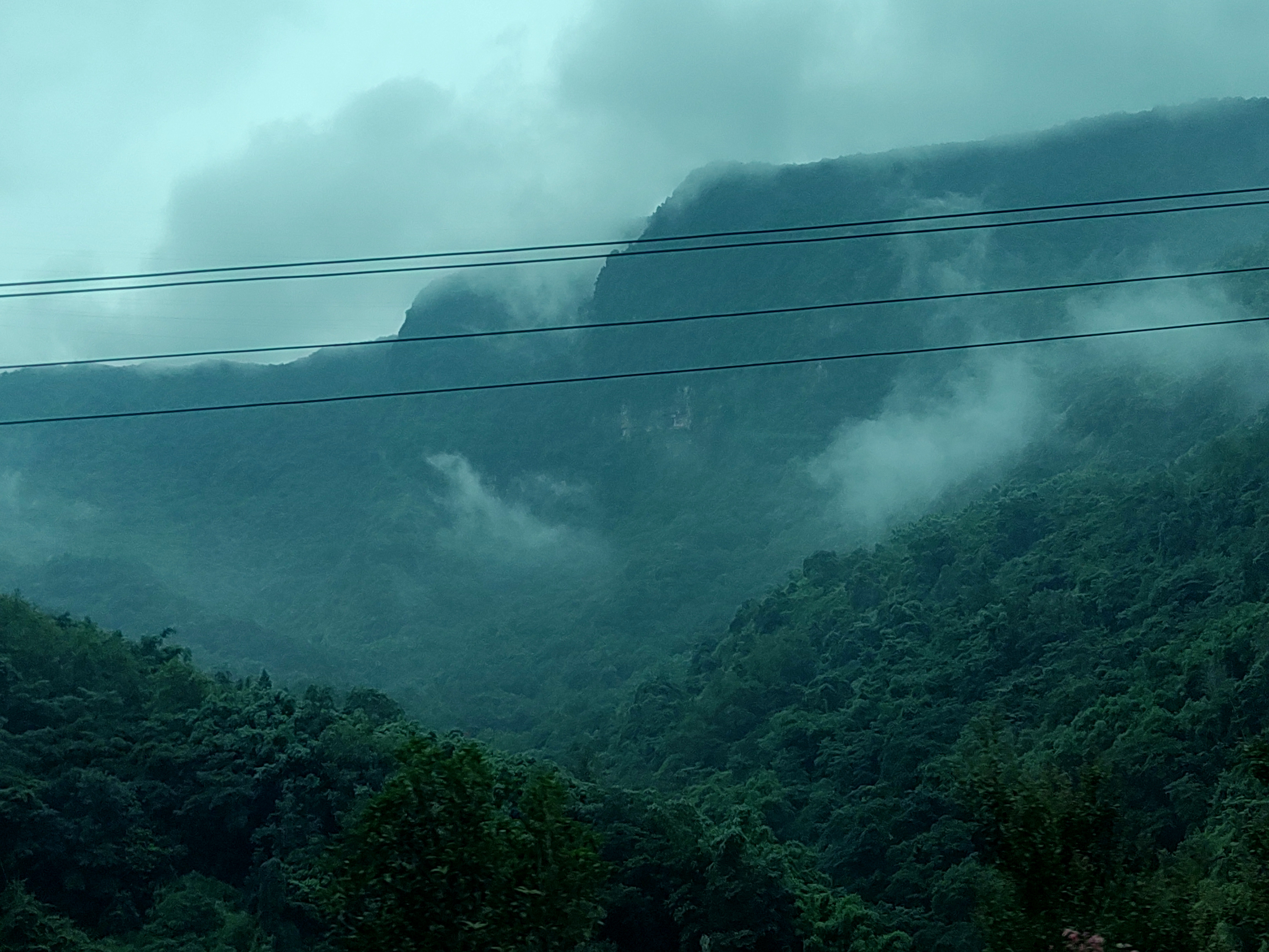 烟雾环绕青山朦胧自然景象素材