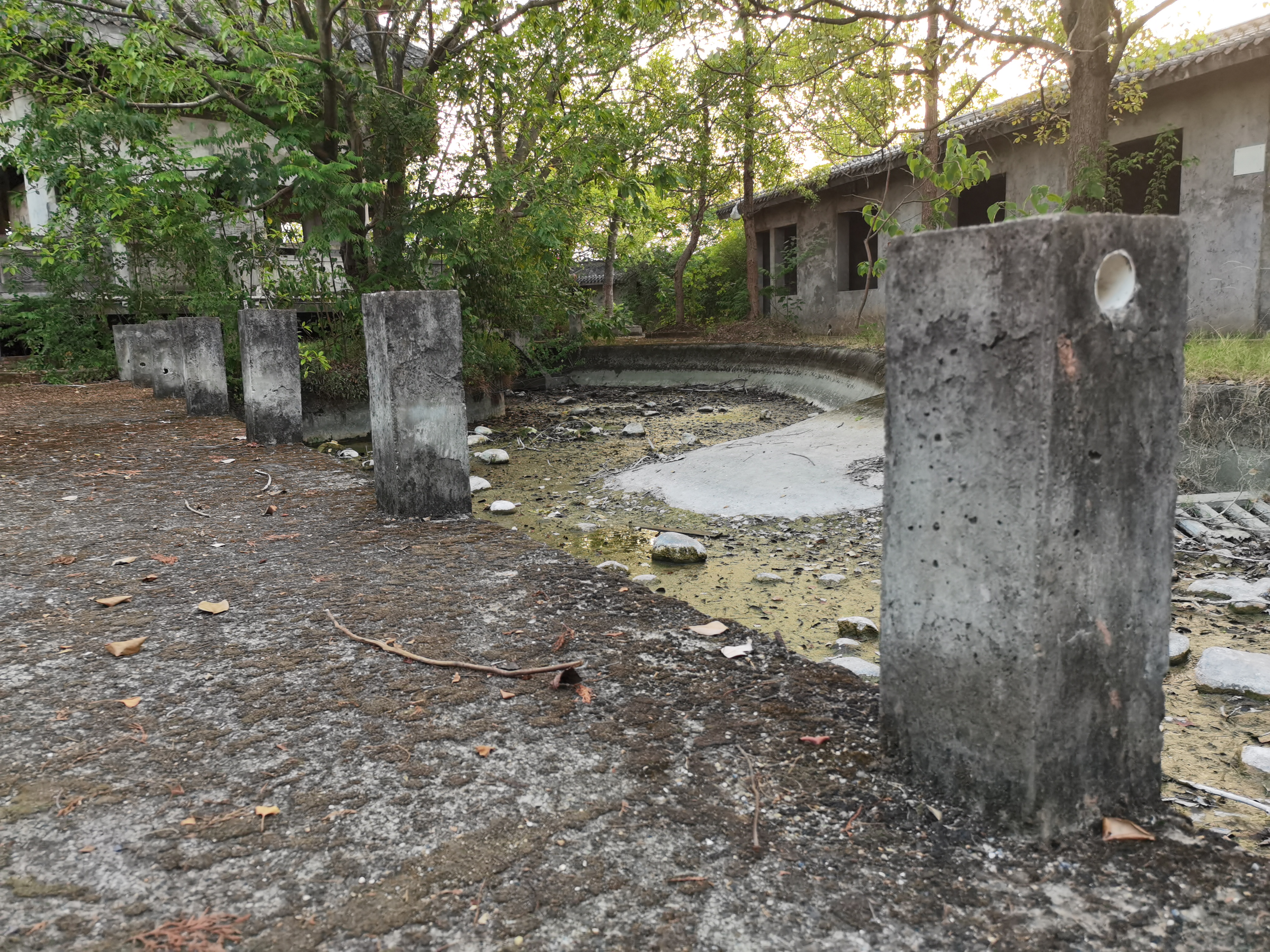 废弃的水泥建筑摄影素材