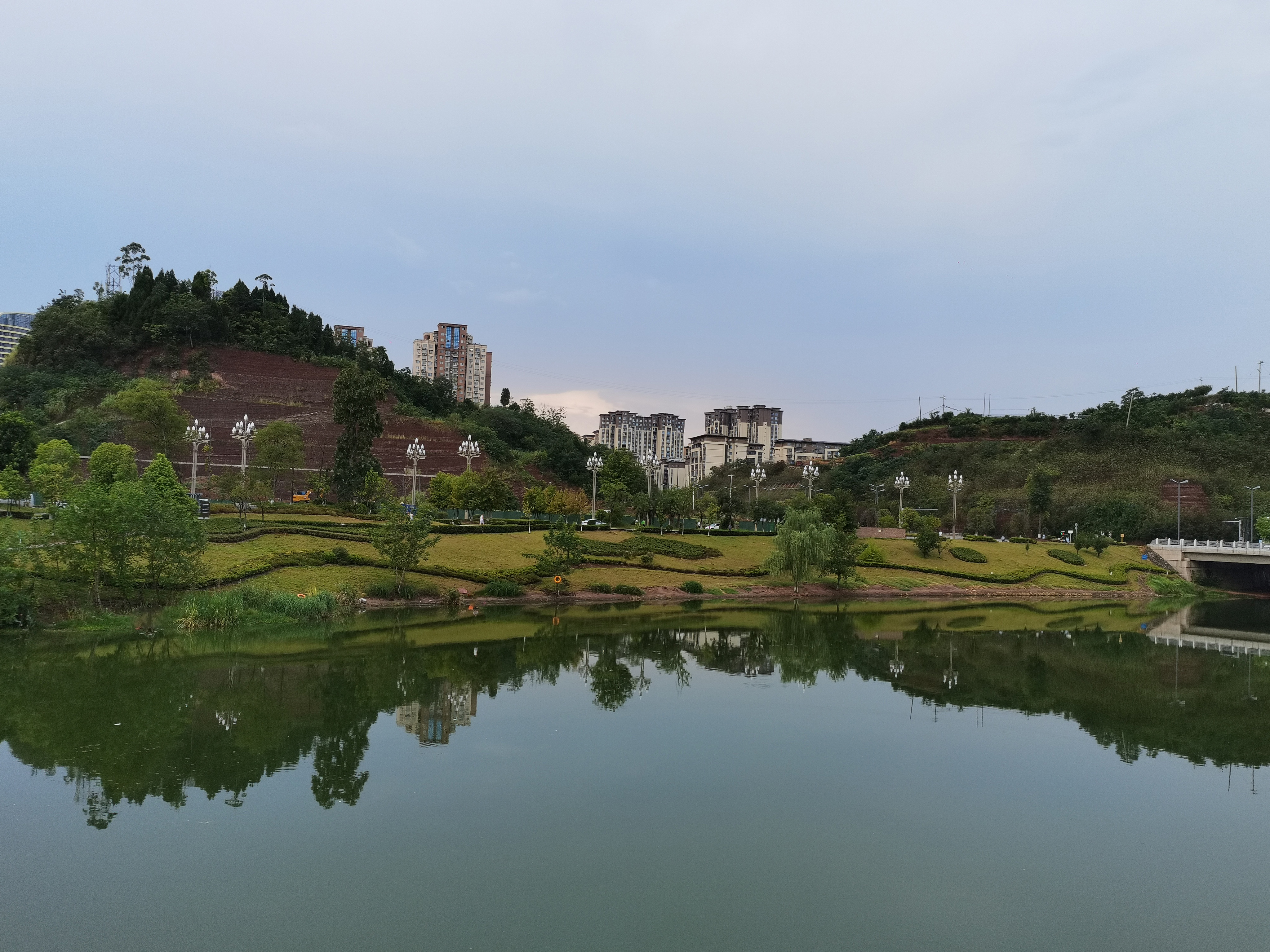 城市河畔与倒影景观素材