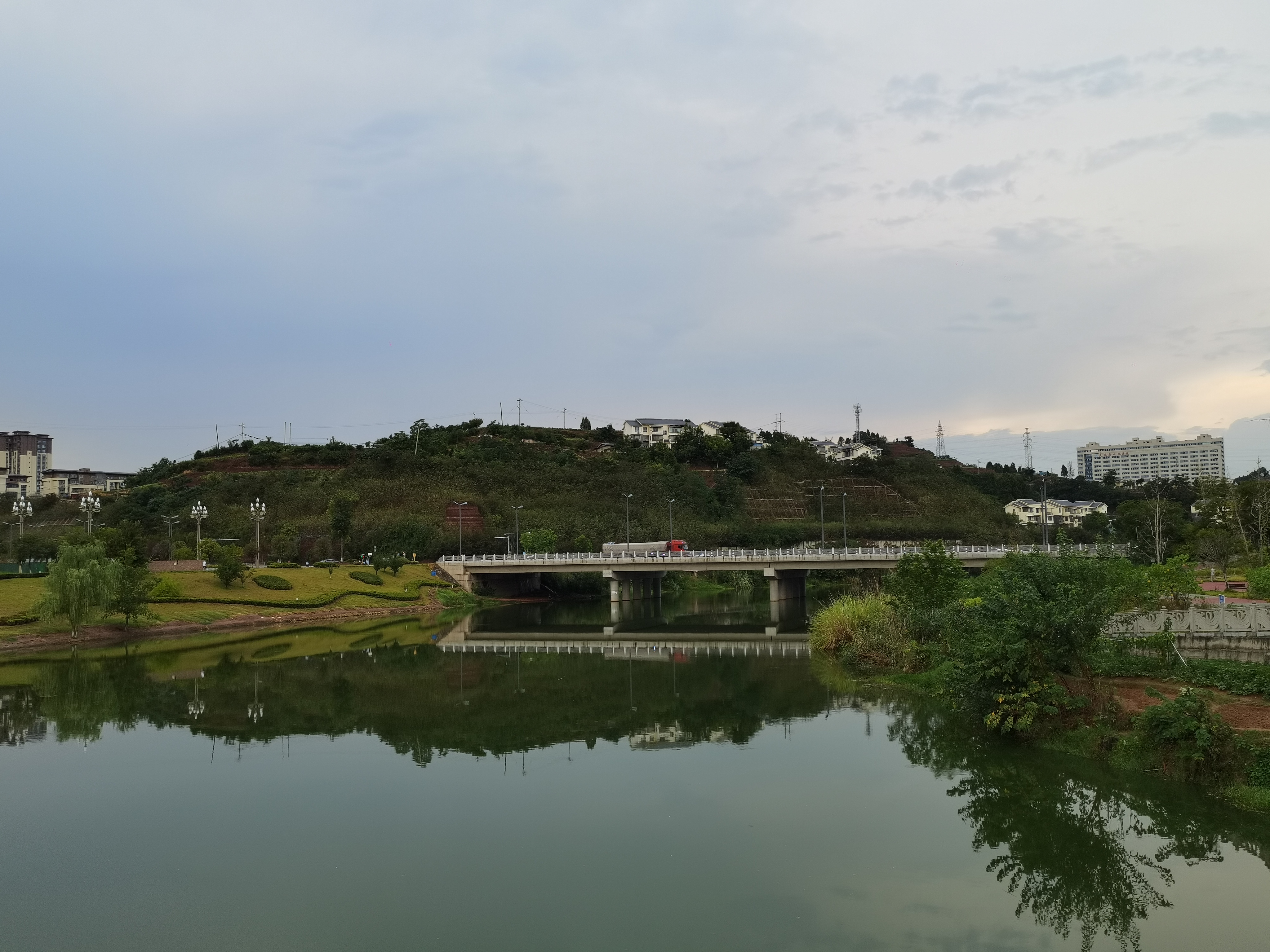 城市河畔与倒影景观素材