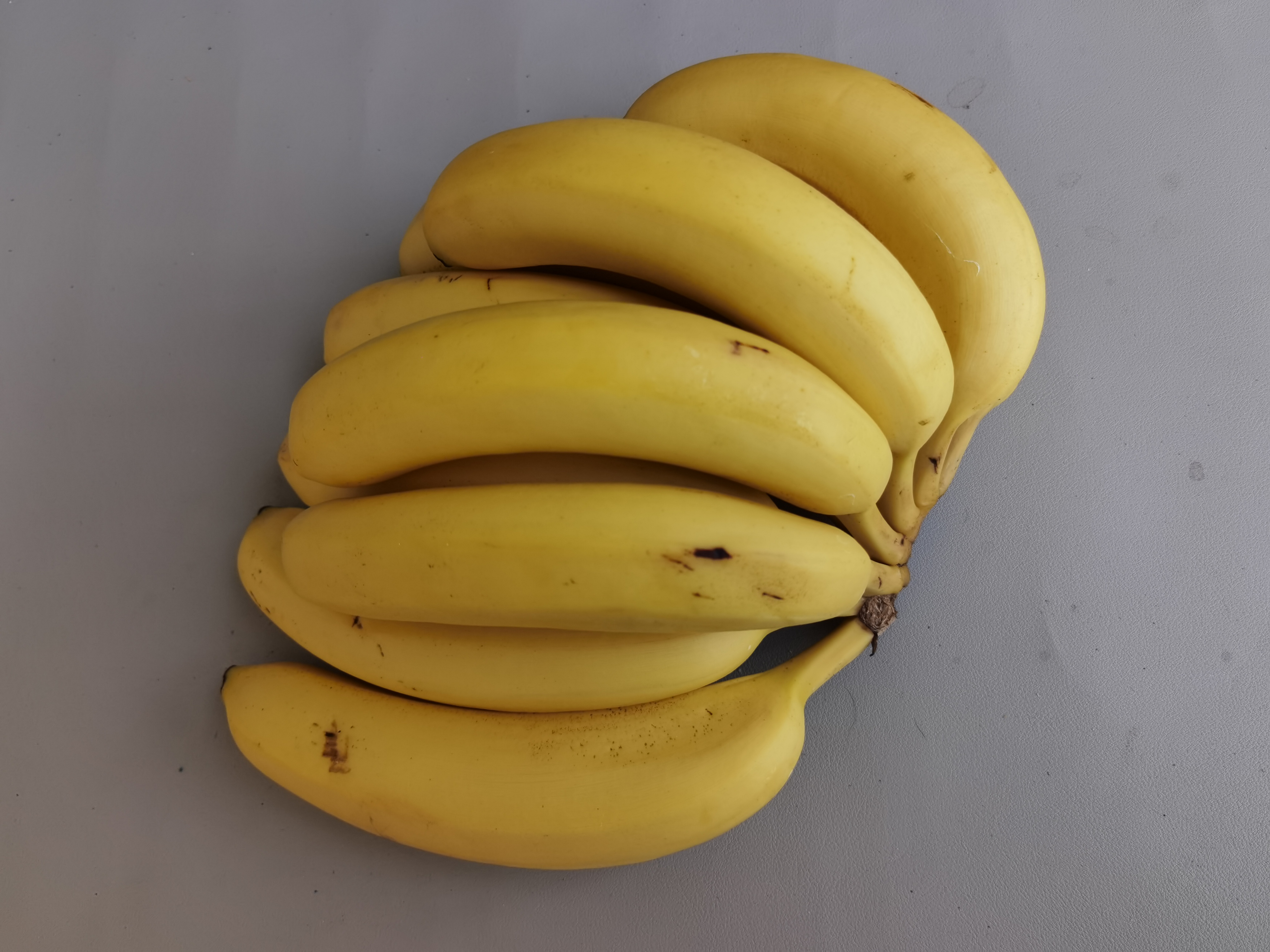 一串新鲜饱满的香蕉素材