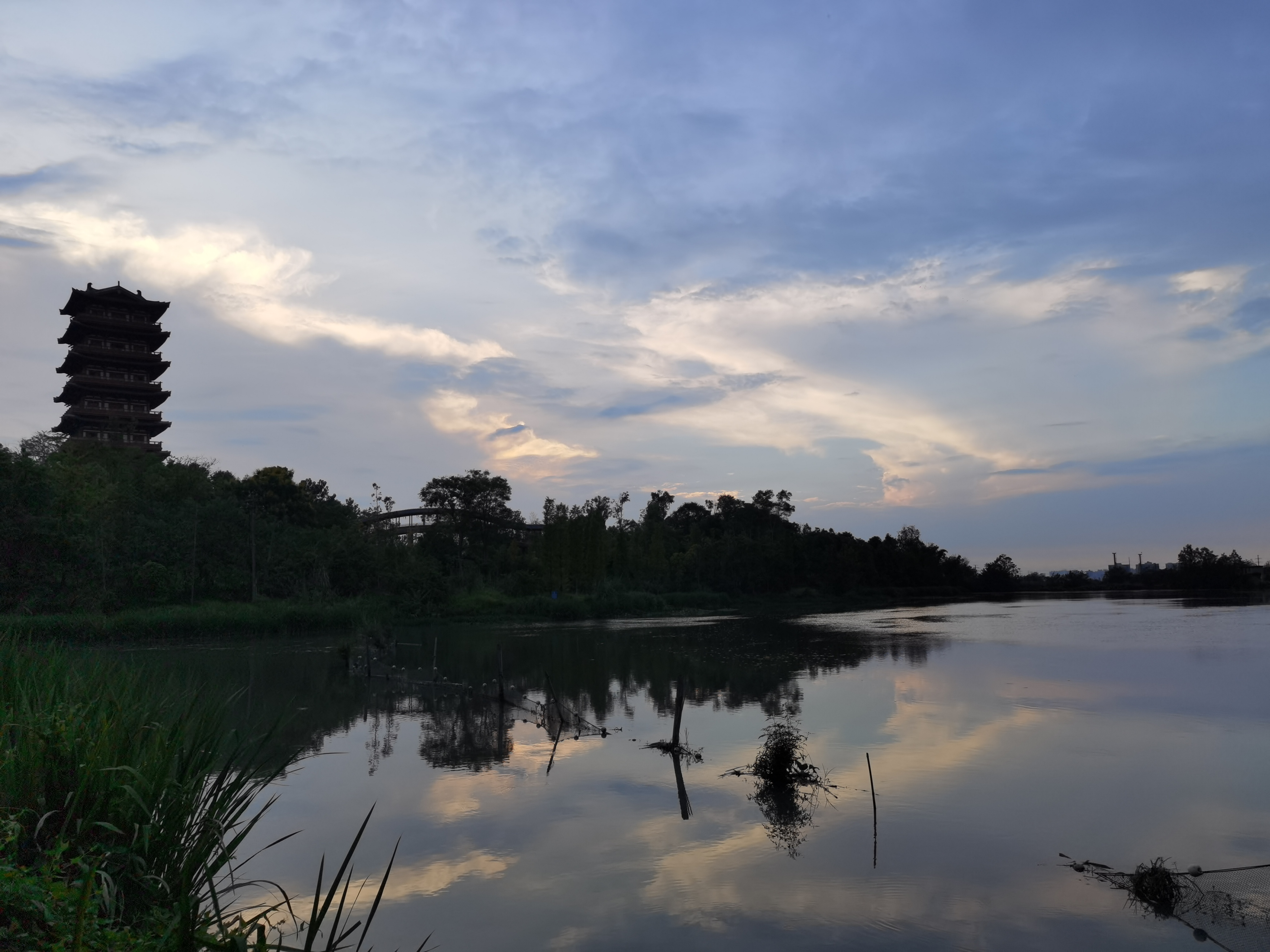 黄昏下的湖景风光素材