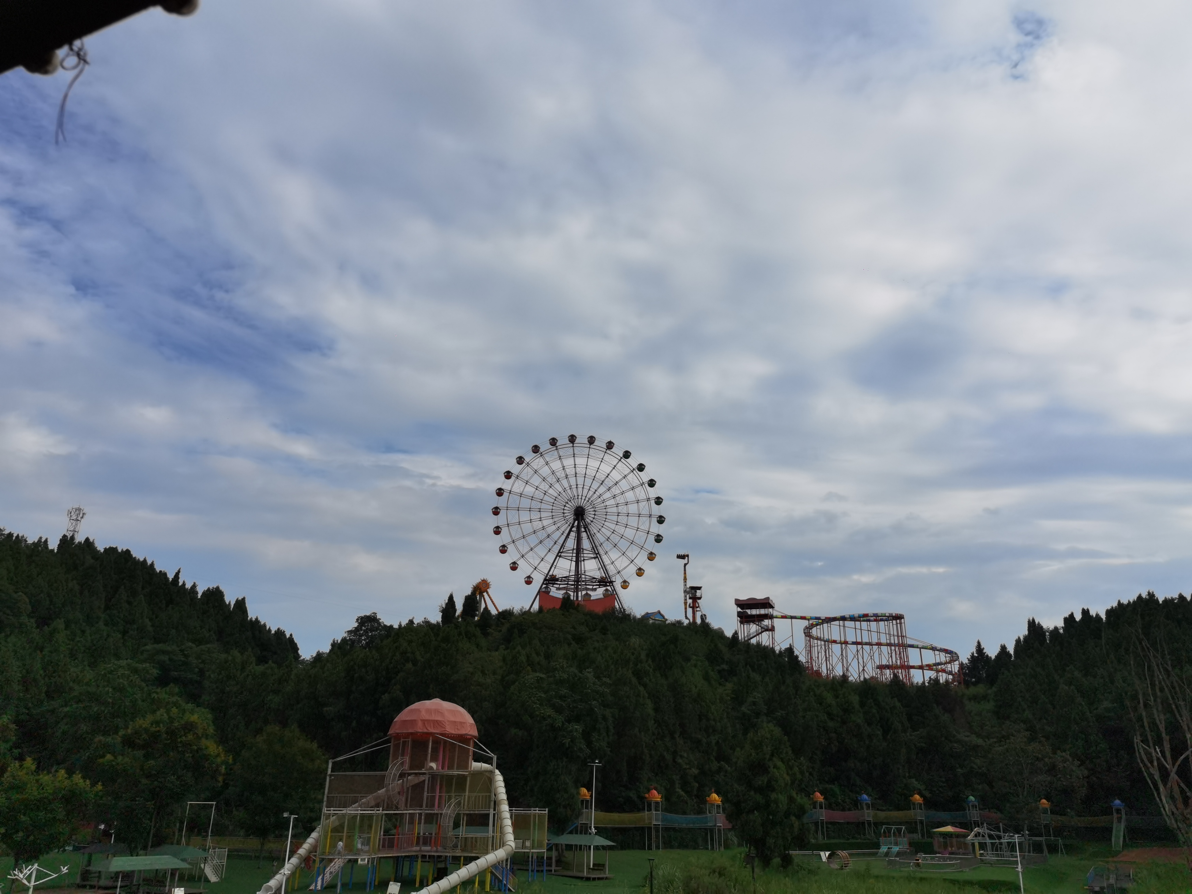 傍晚时分蓝天下的场景素材