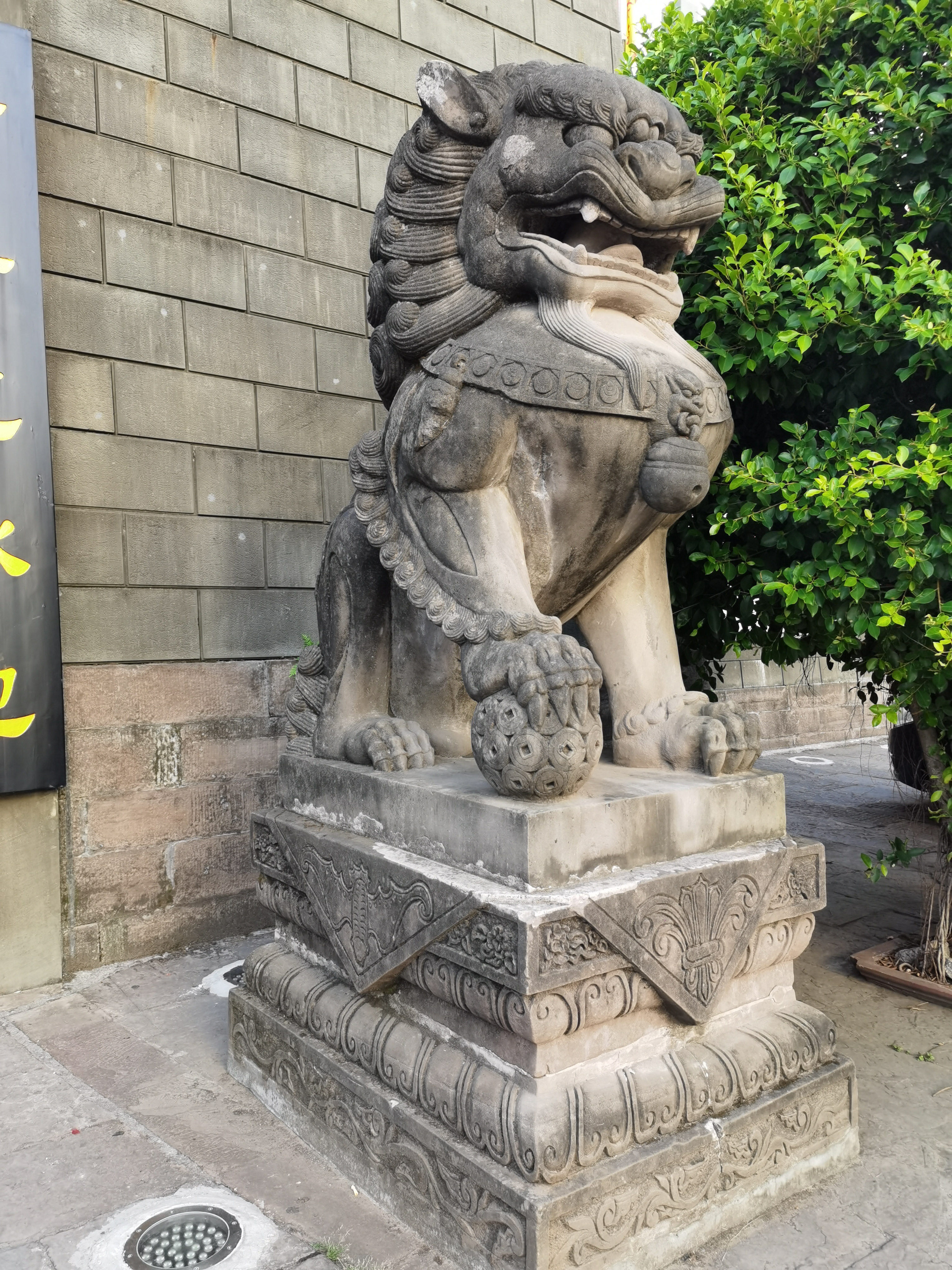 古镇入口石狮子雕像素材