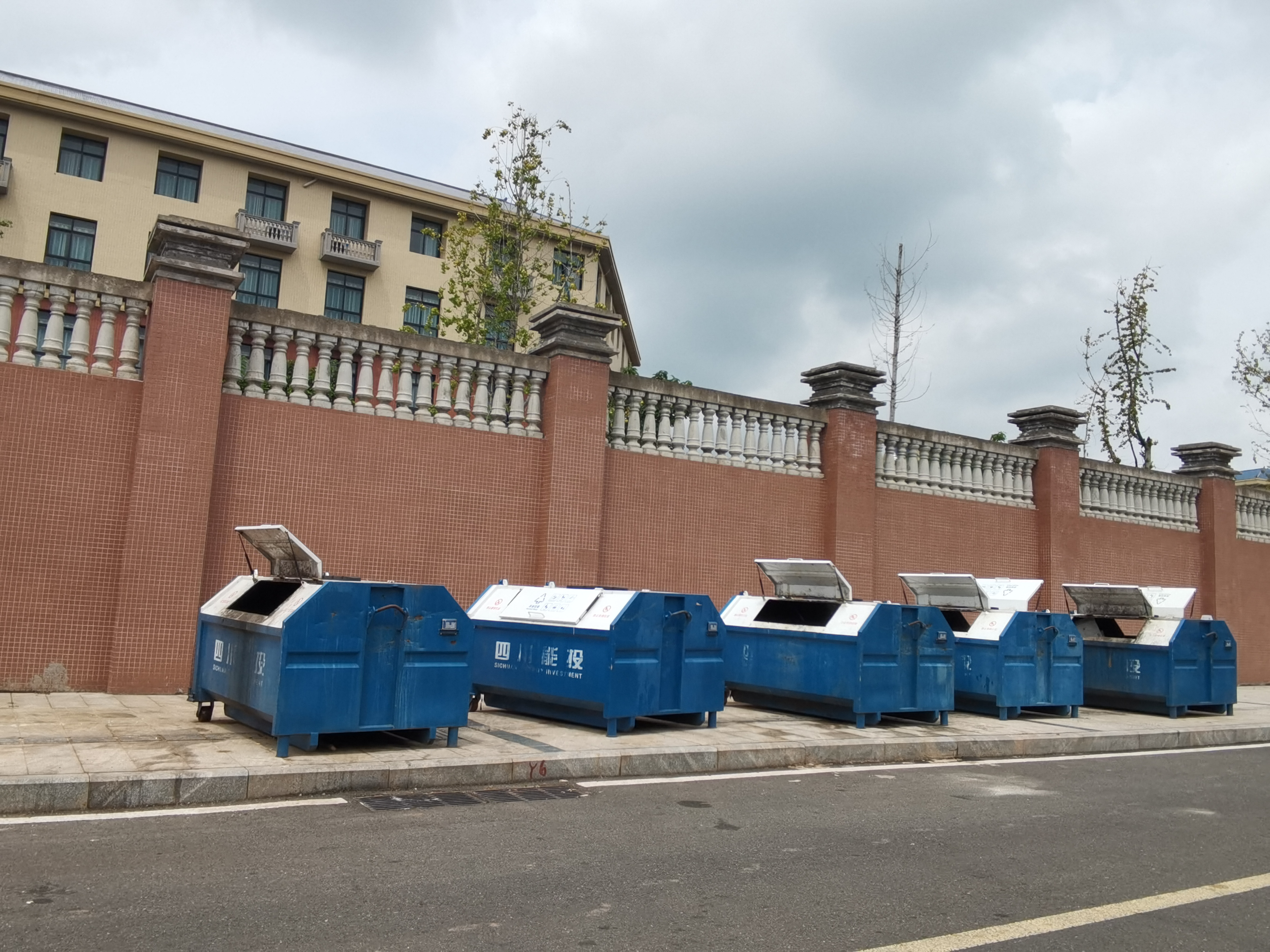 阴暗天气下的城市环境素材