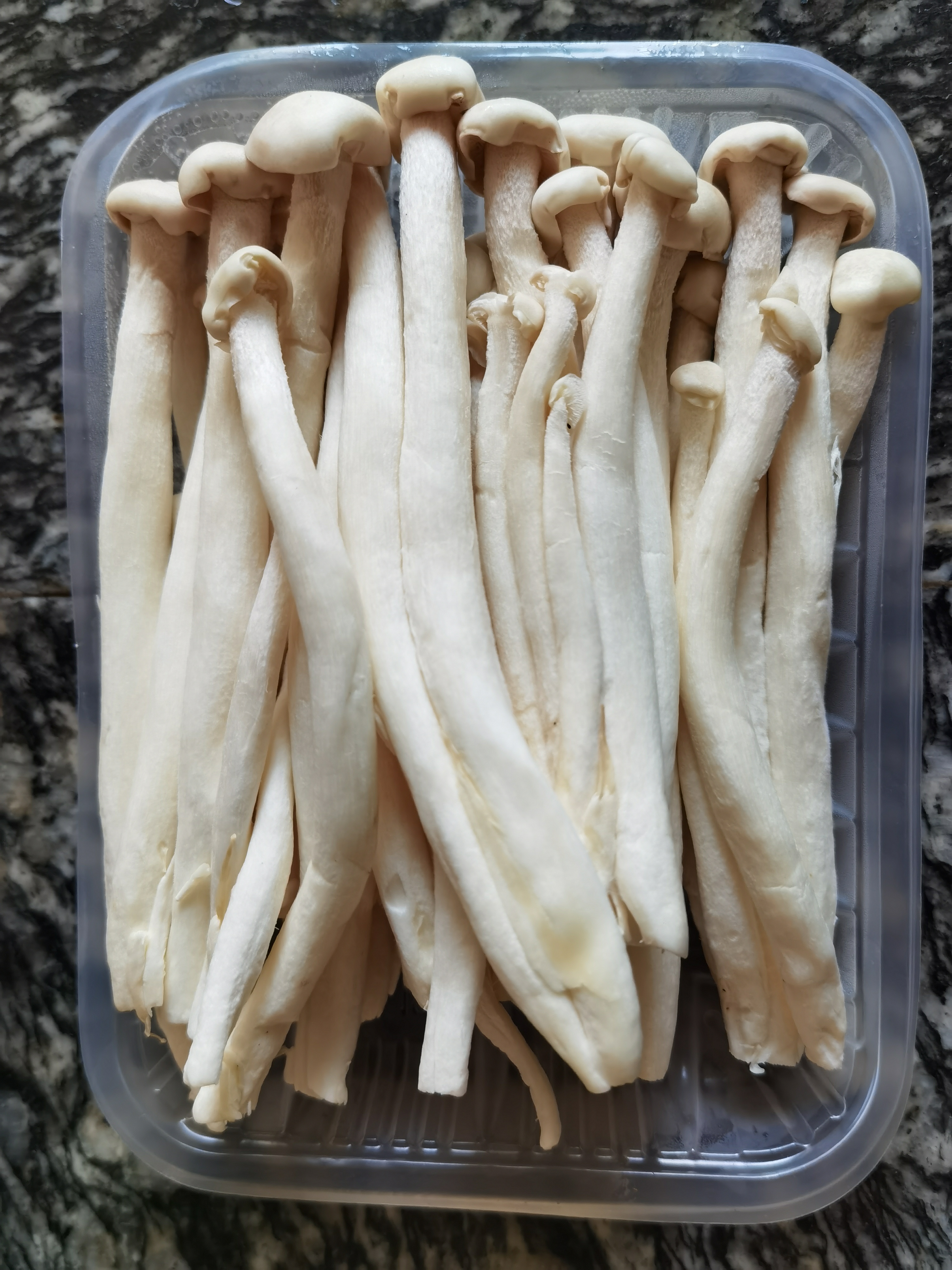 新鲜食材置于透明容器中素材