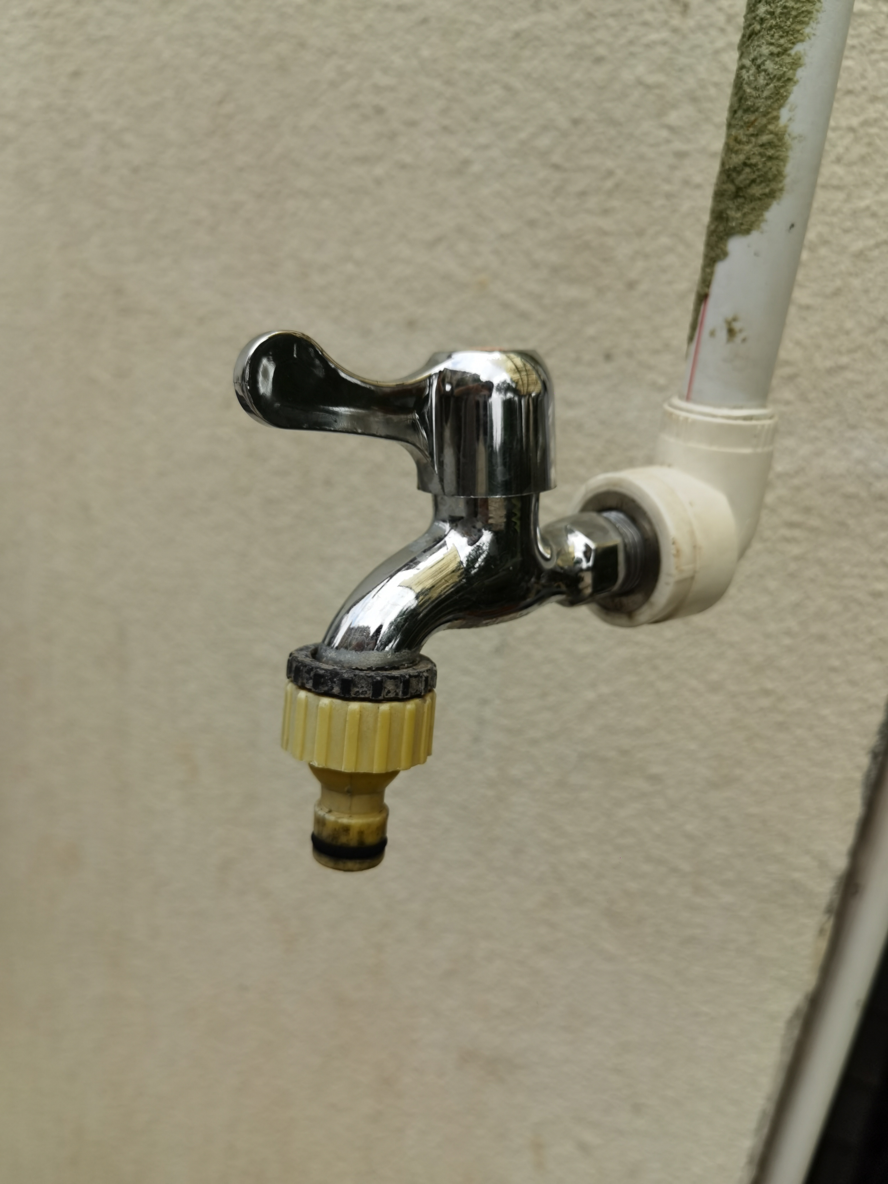 户外金属水龙头特写素材