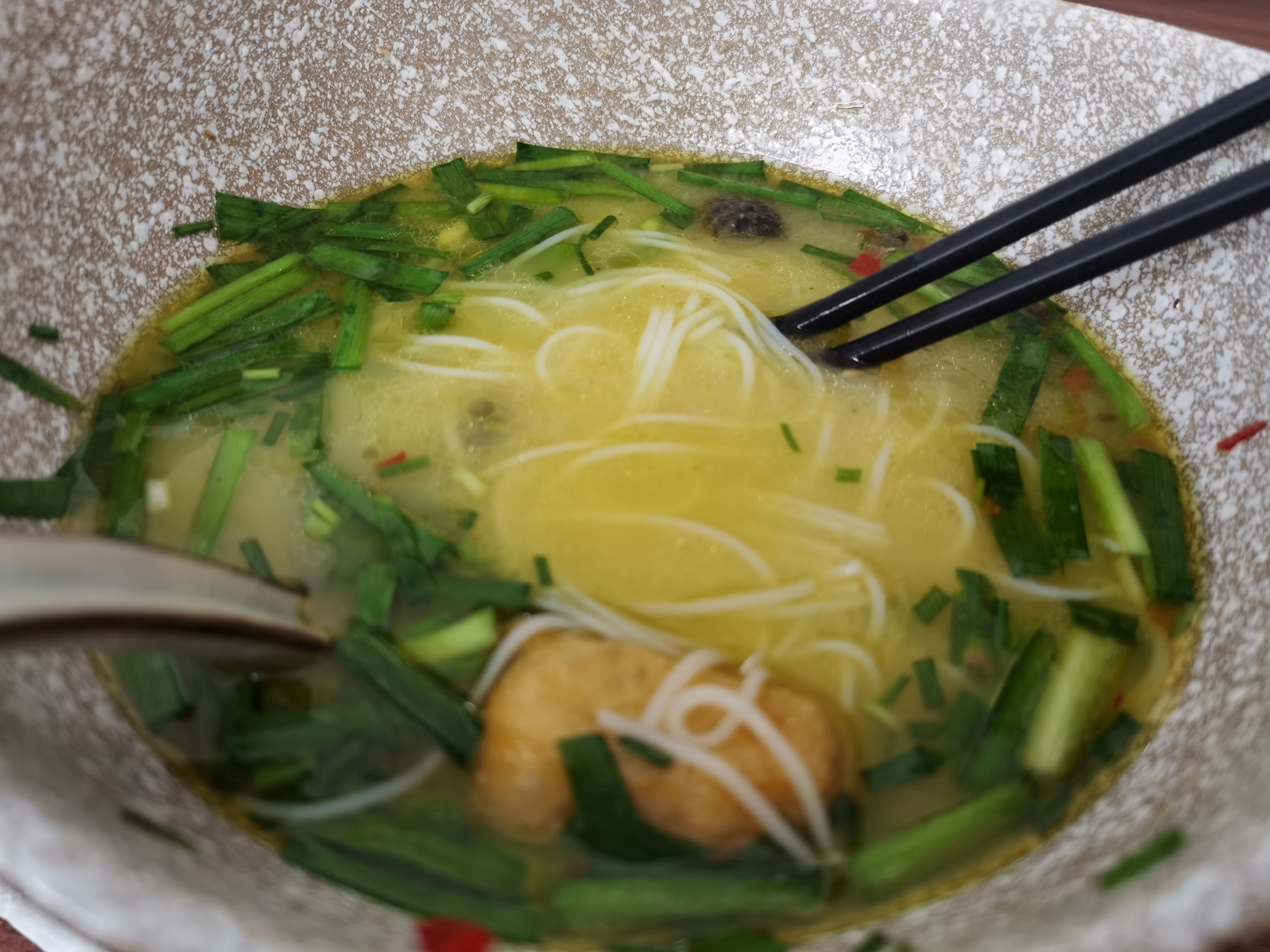 一碗美味乌鸡米线素材