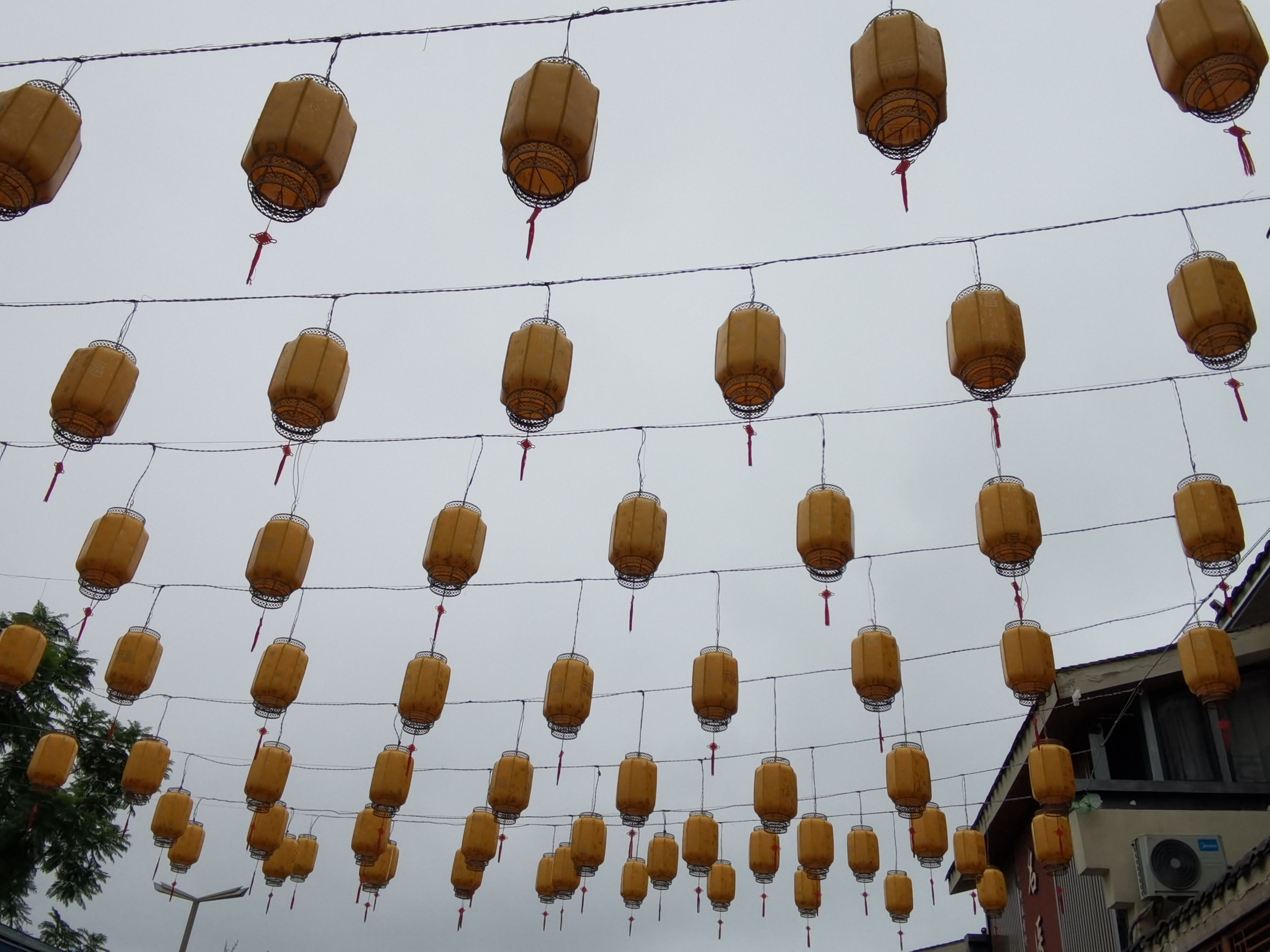 空中整齐悬挂的中式灯笼素材