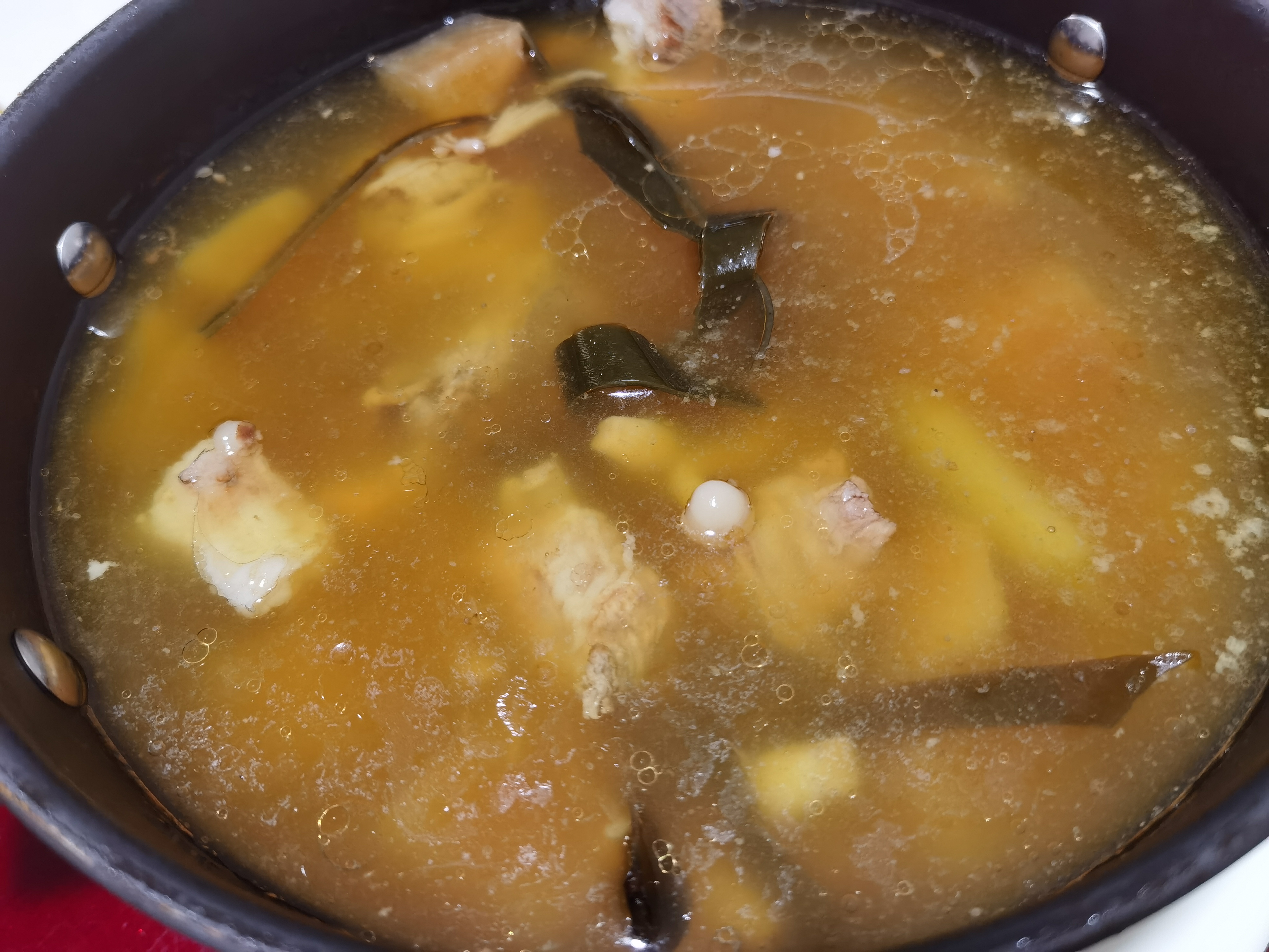 铁锅里的酸萝卜老鸭汤素材