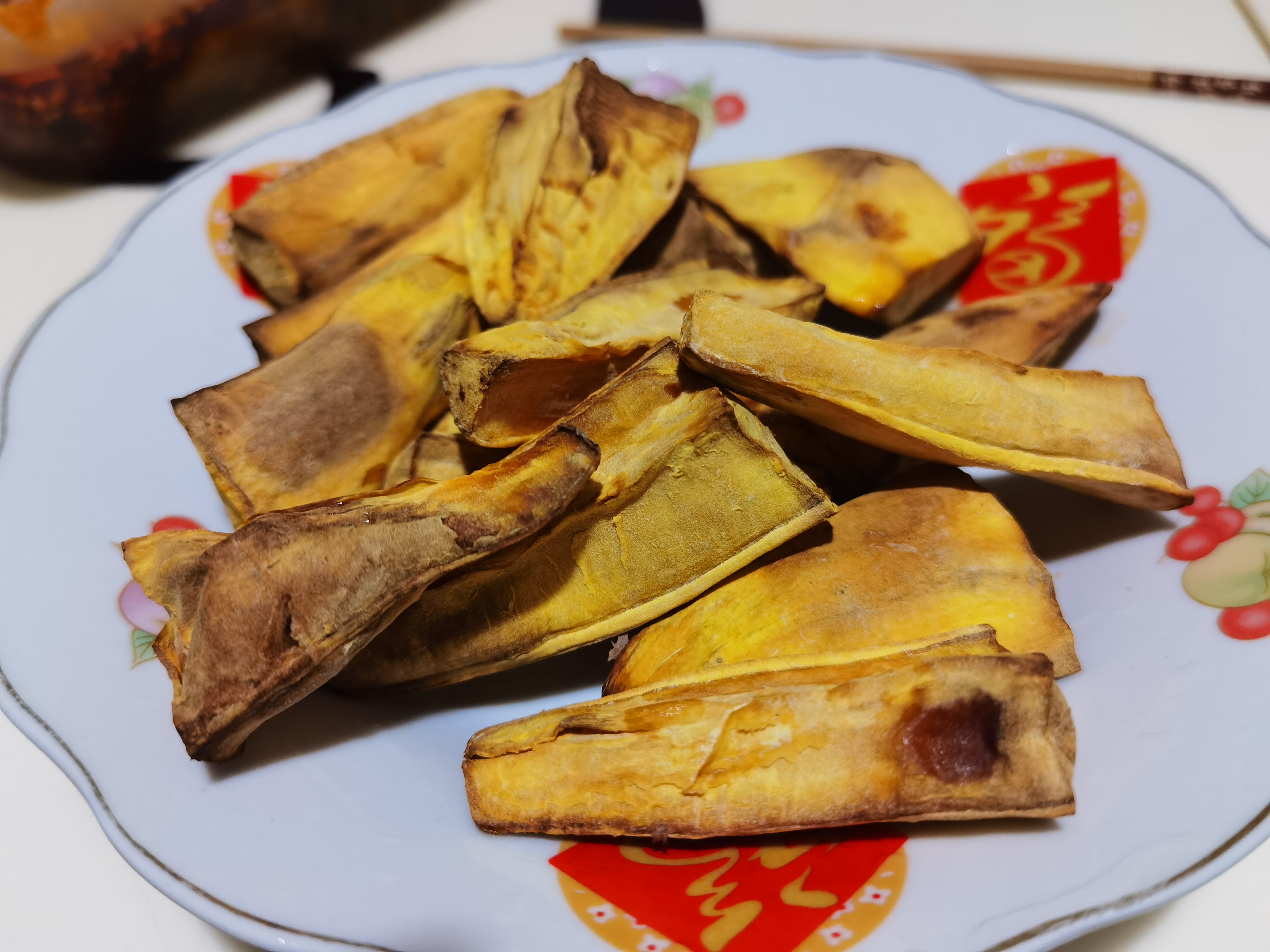 盘里盛装的烤红薯素材