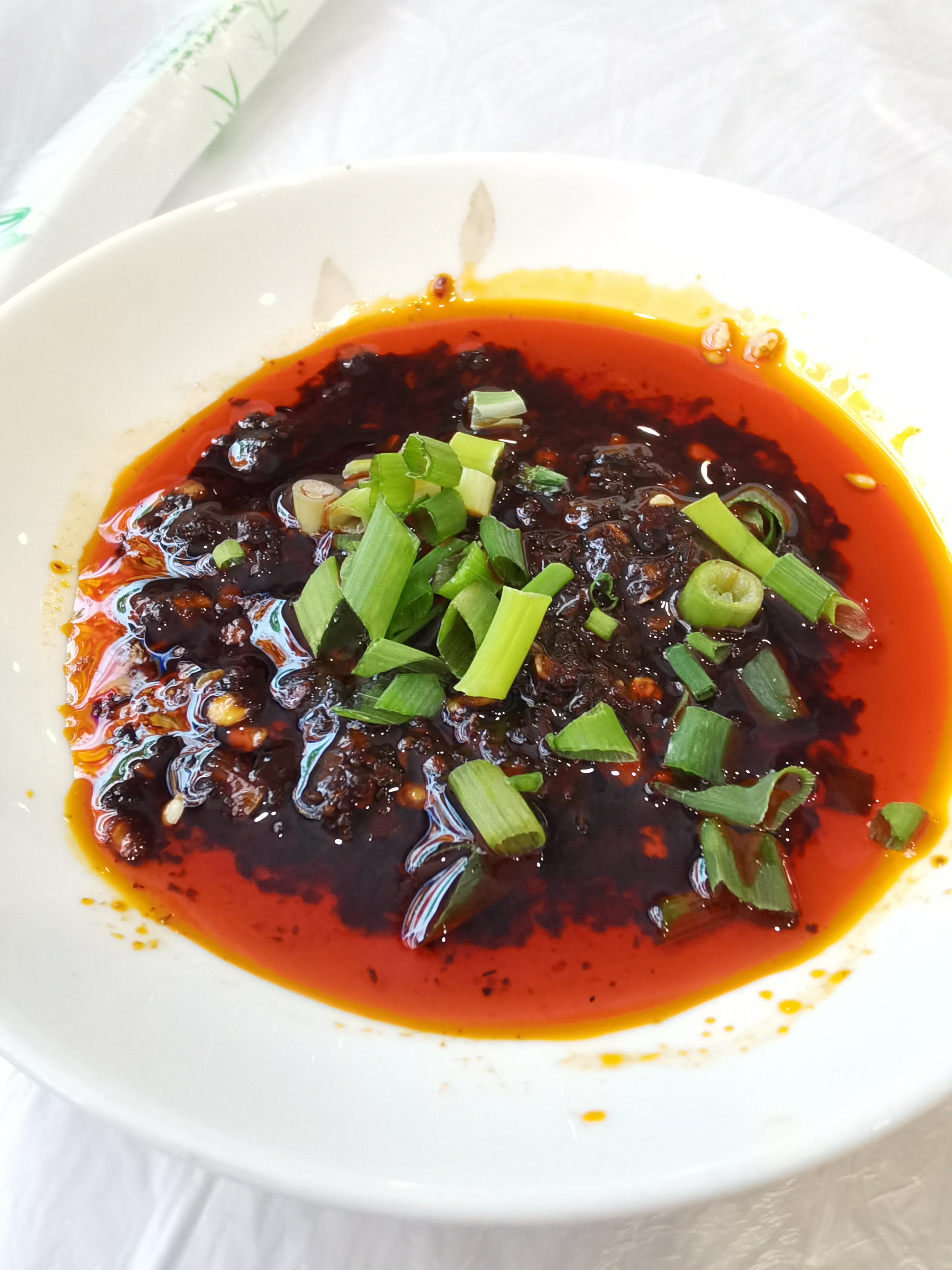 白色盘装的香辣蘸料素材