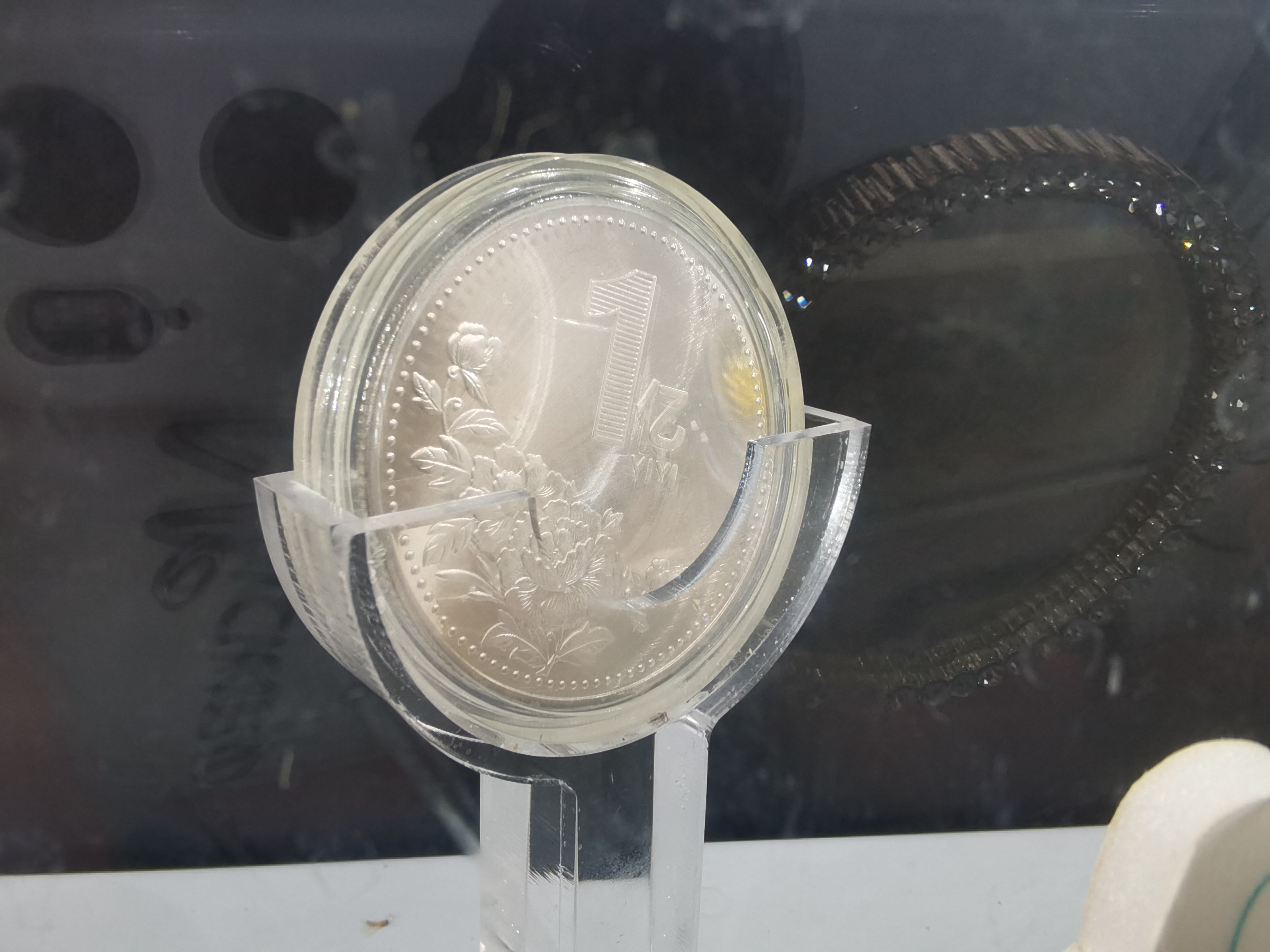 贩卖机里展示的纪念币素材