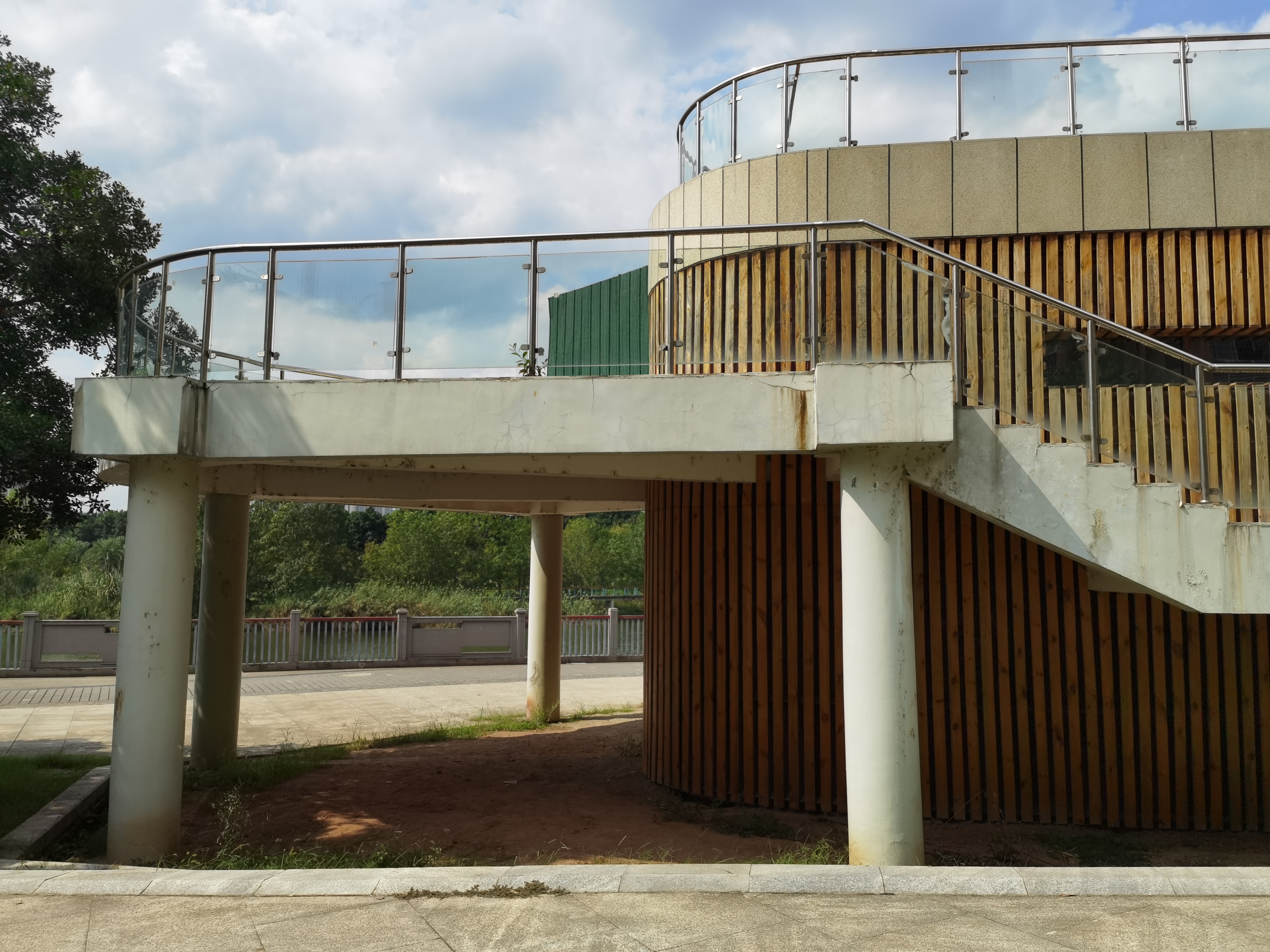 休闲公园里的低矮建筑素材