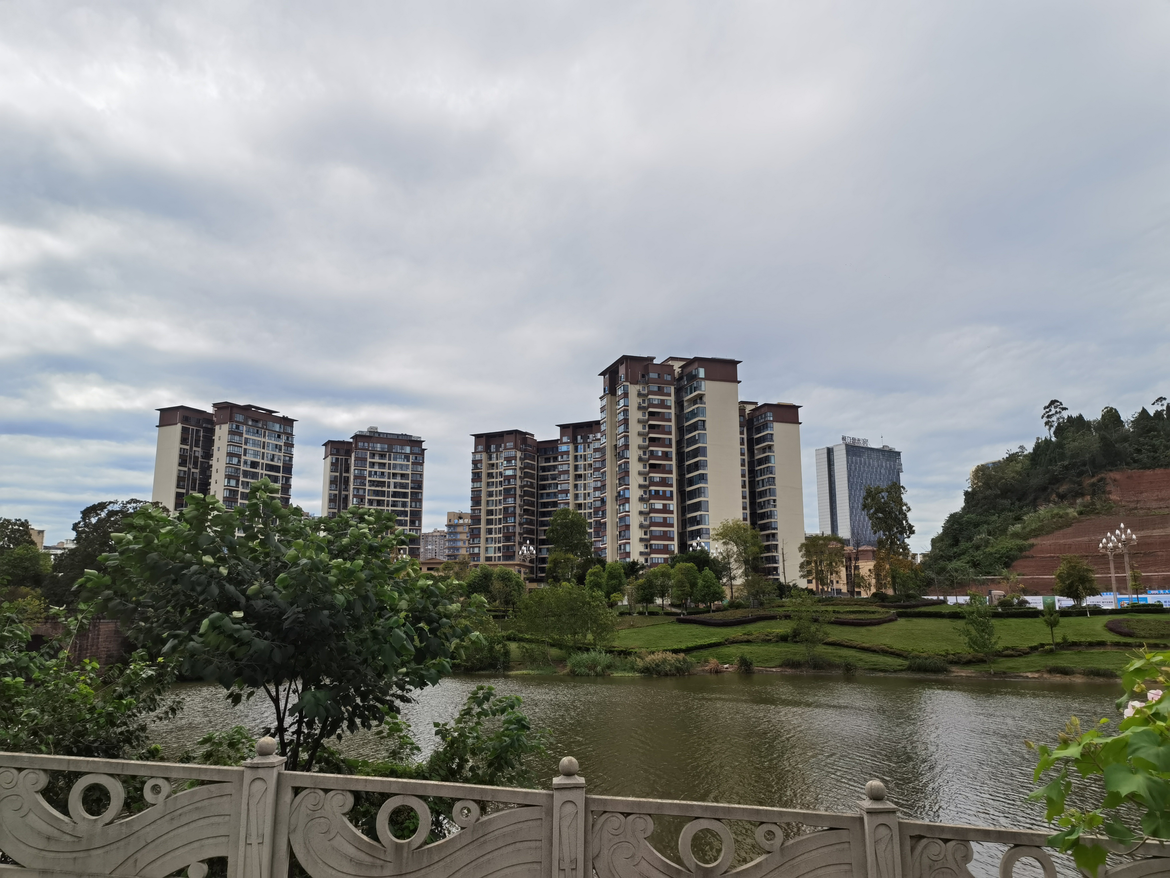 城市河畔休闲风光素材