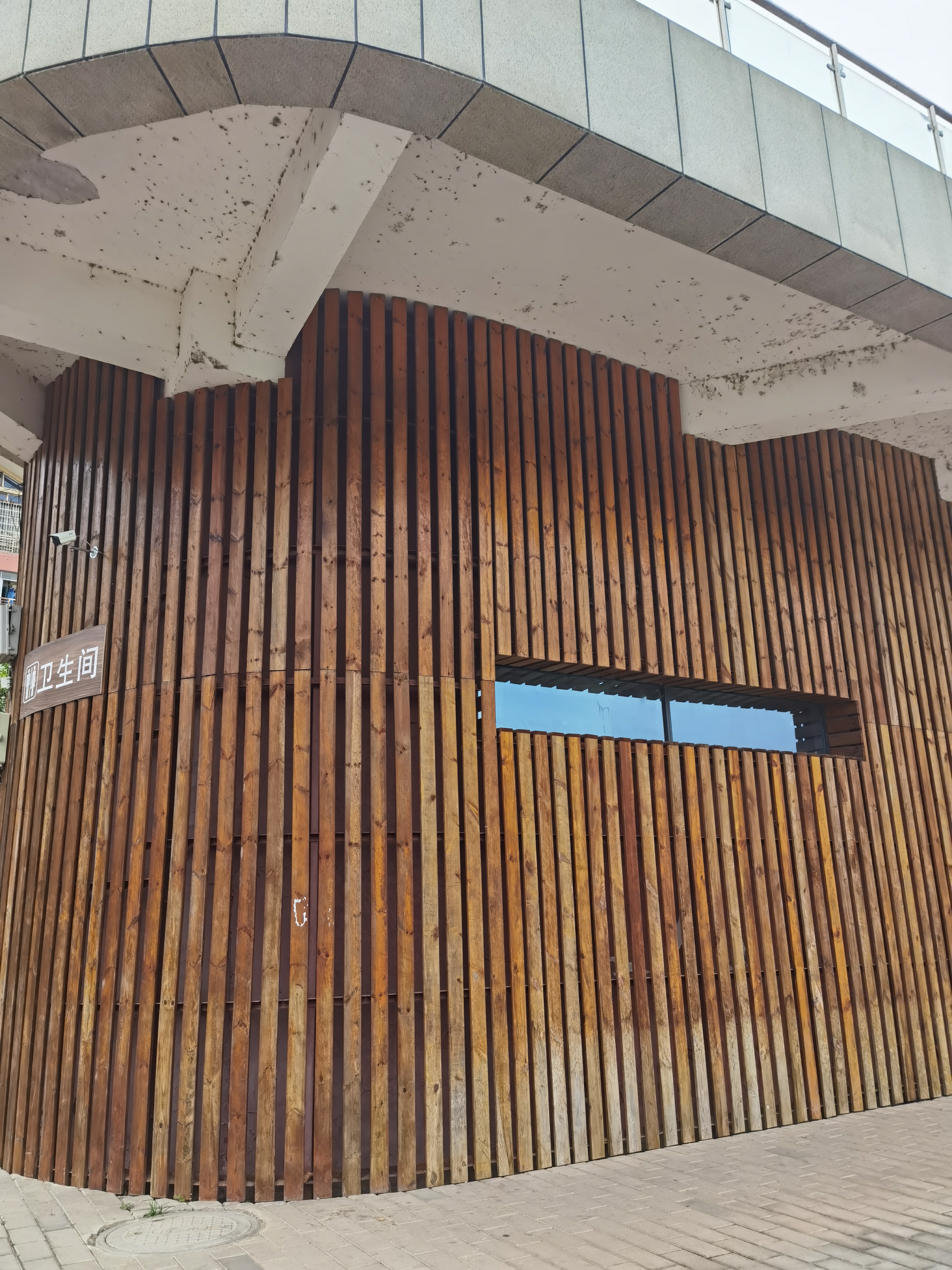 休闲公园木质墙体建筑一角素材