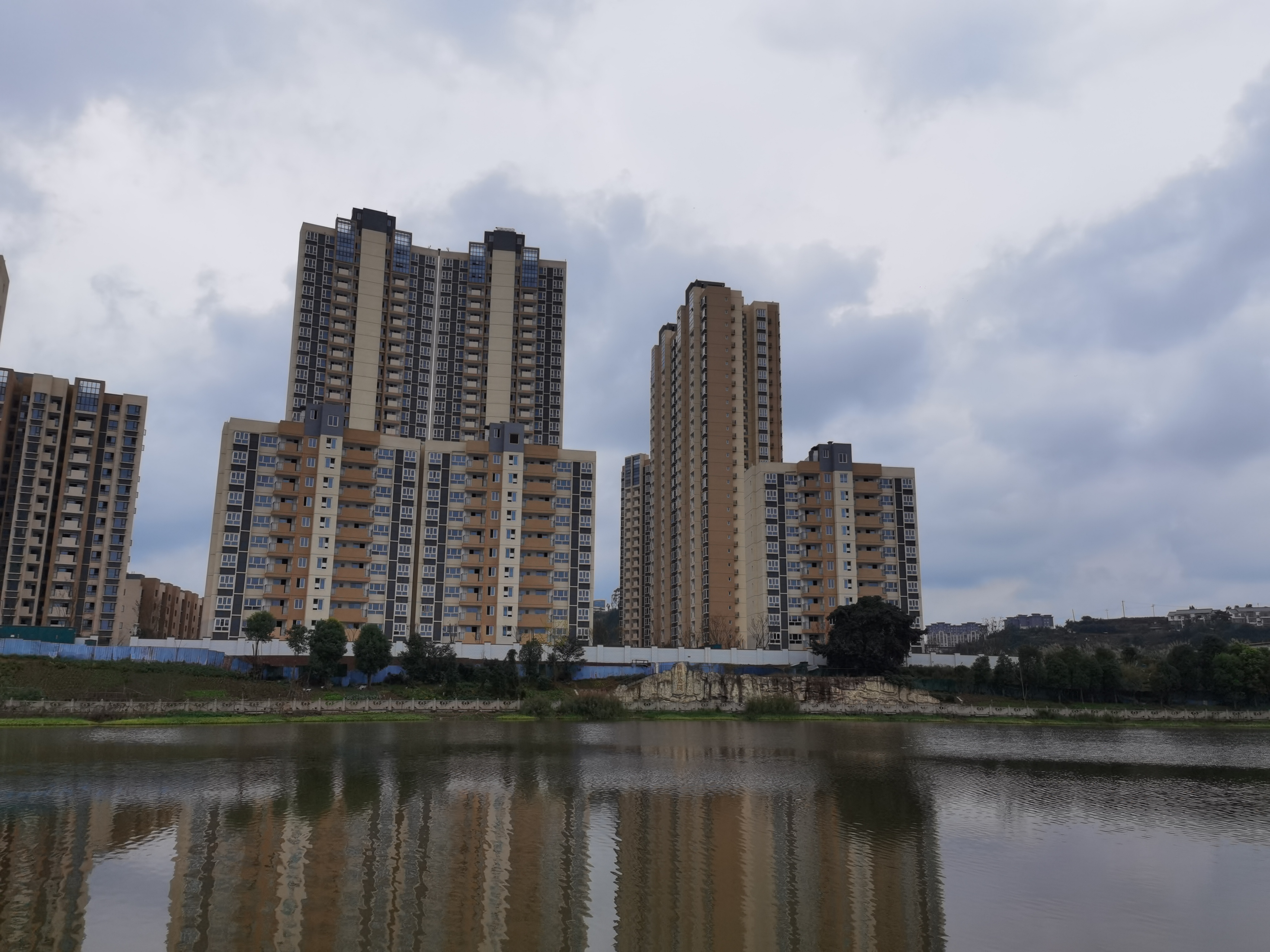 城市河畔倒影美景素材