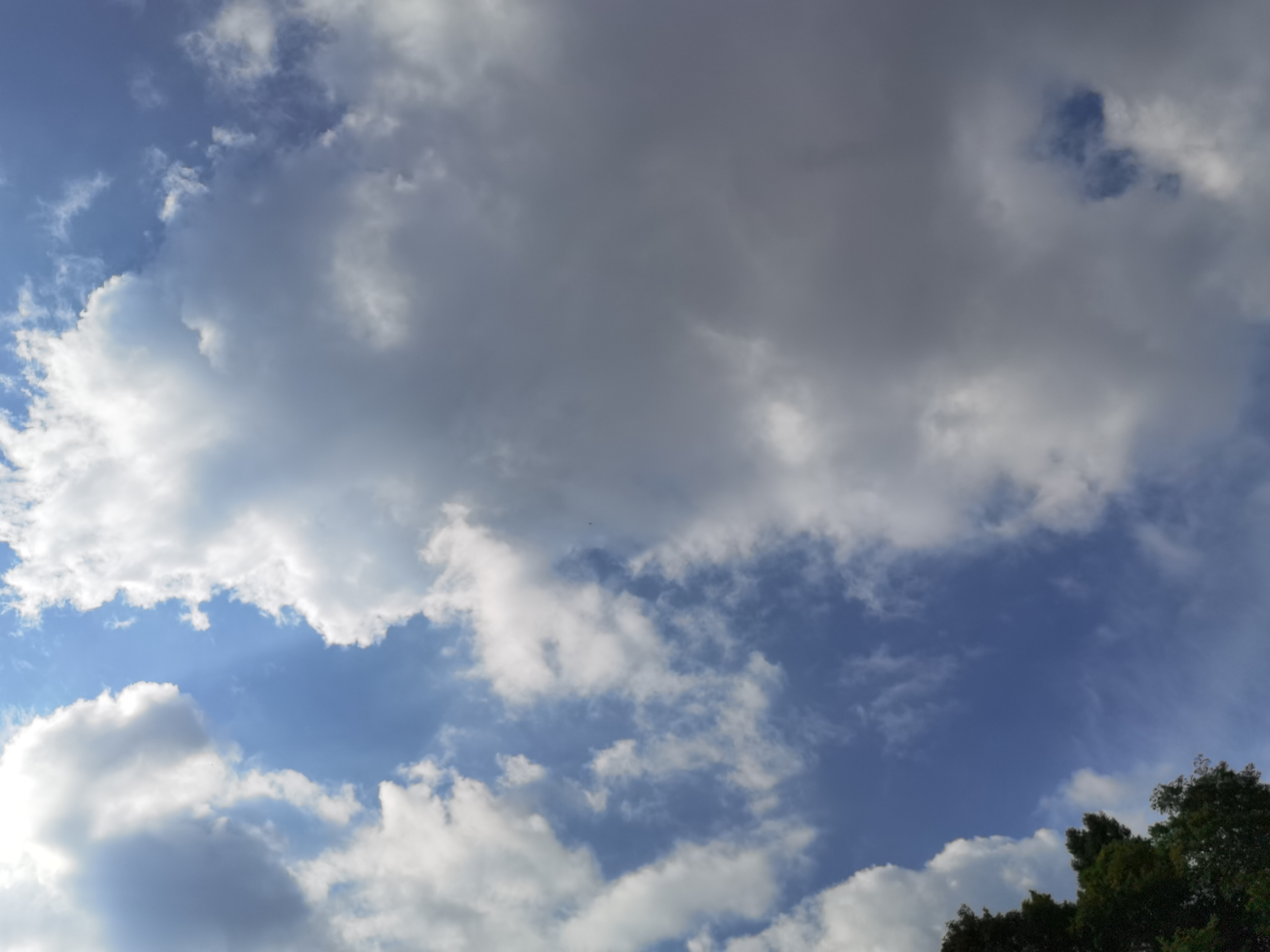 晴朗天空与白色云朵素材