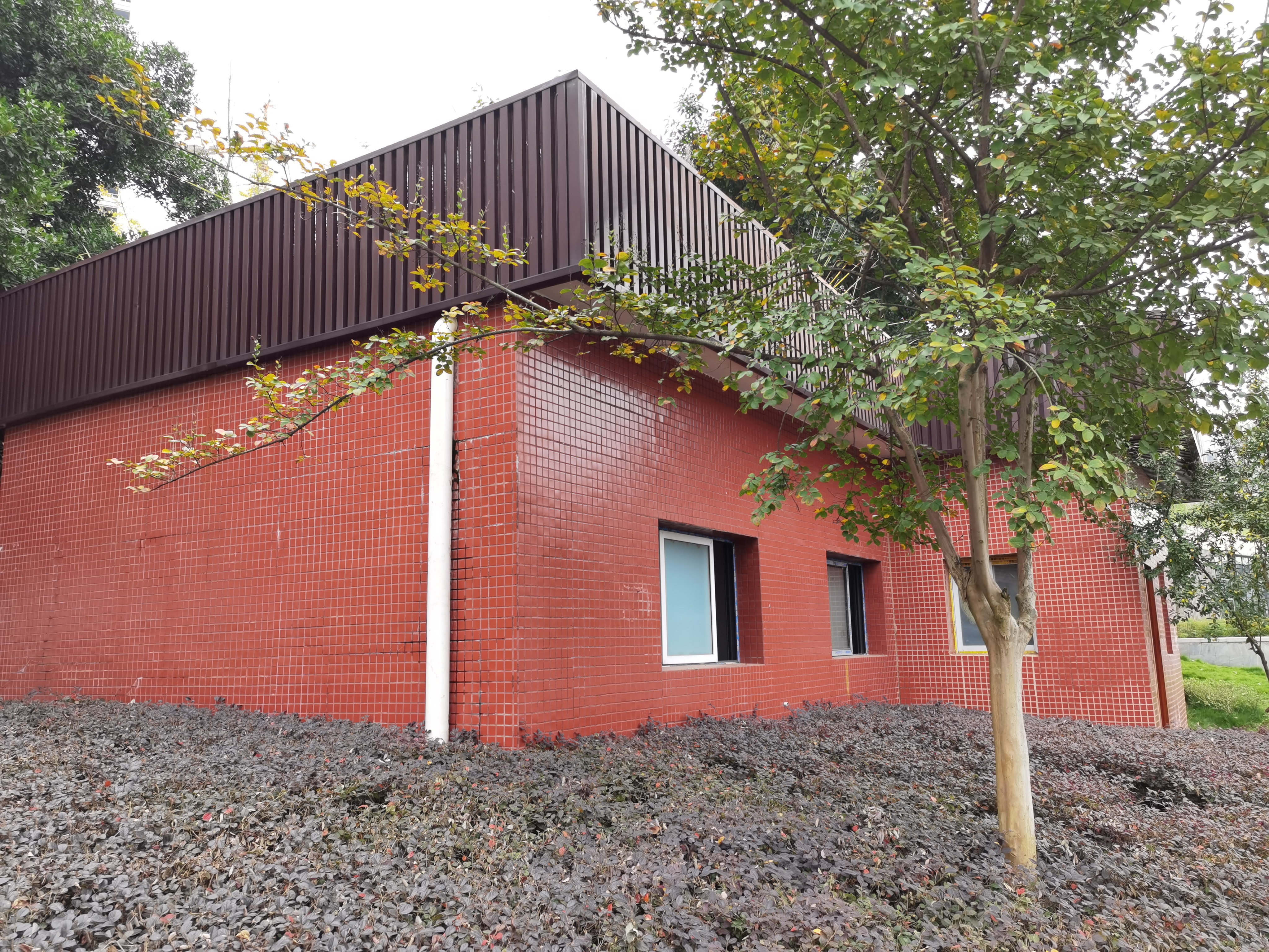 休闲公园红墙建筑一角素材