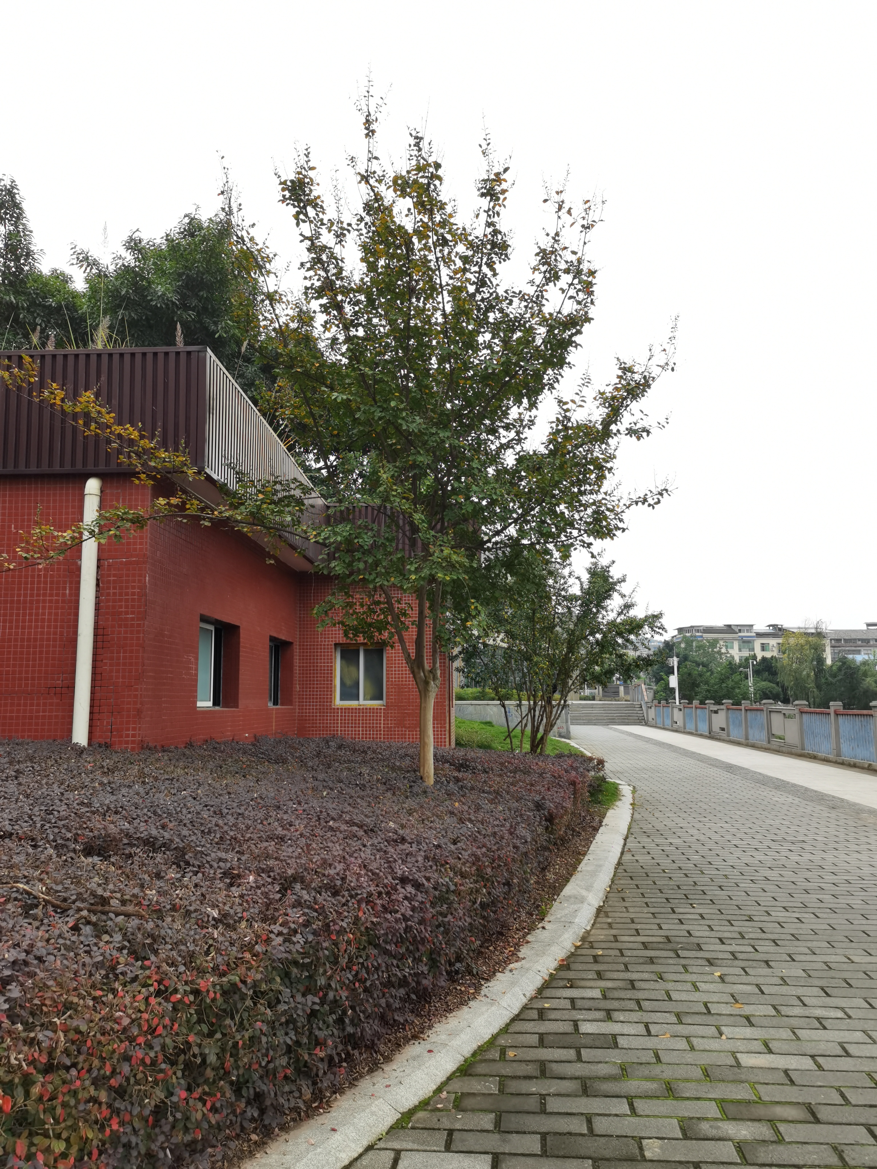 休闲公园里的红色建筑素材