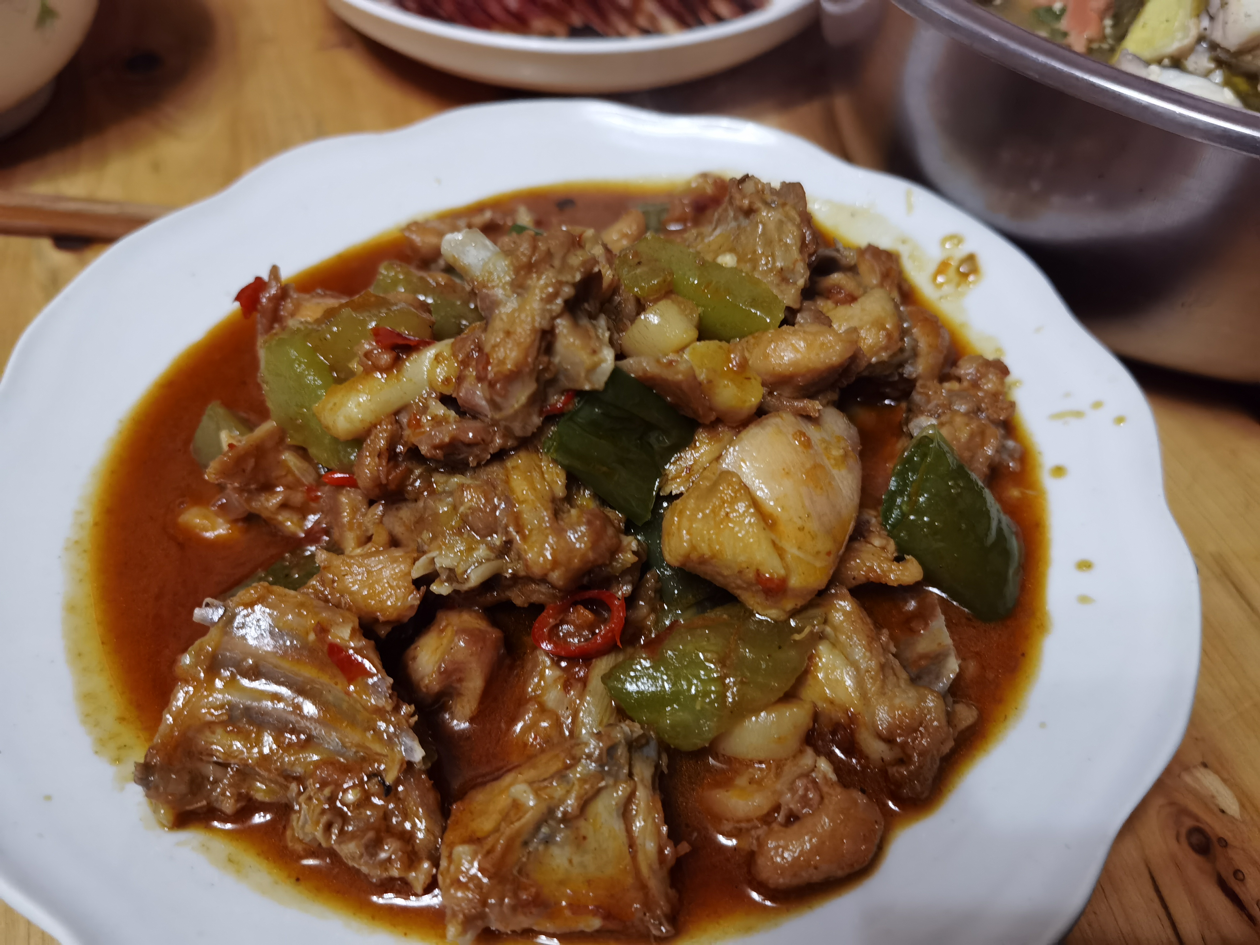 白色盘子里的红烧鸡块素材