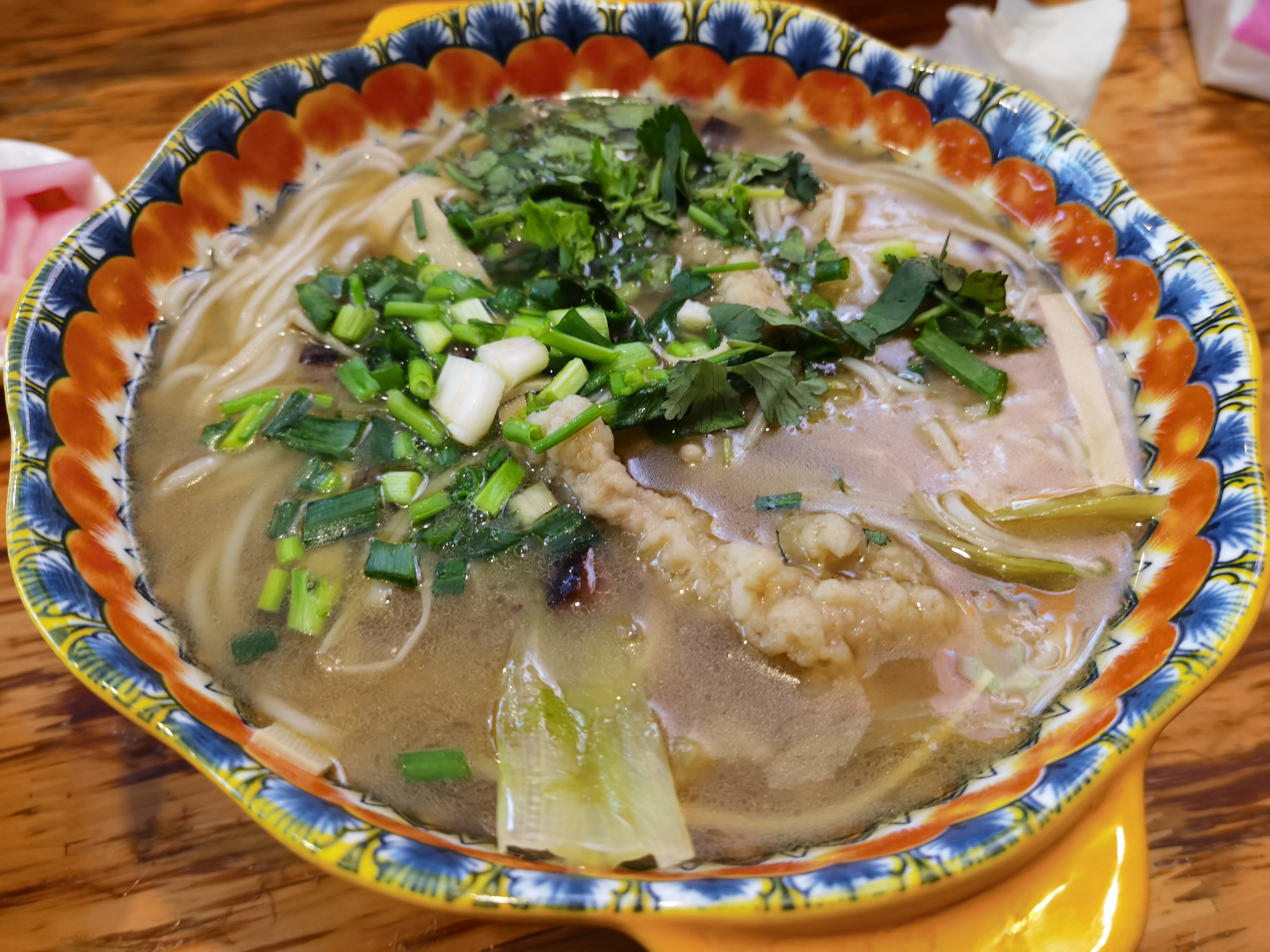一碗美味营养的酥肉米线素材